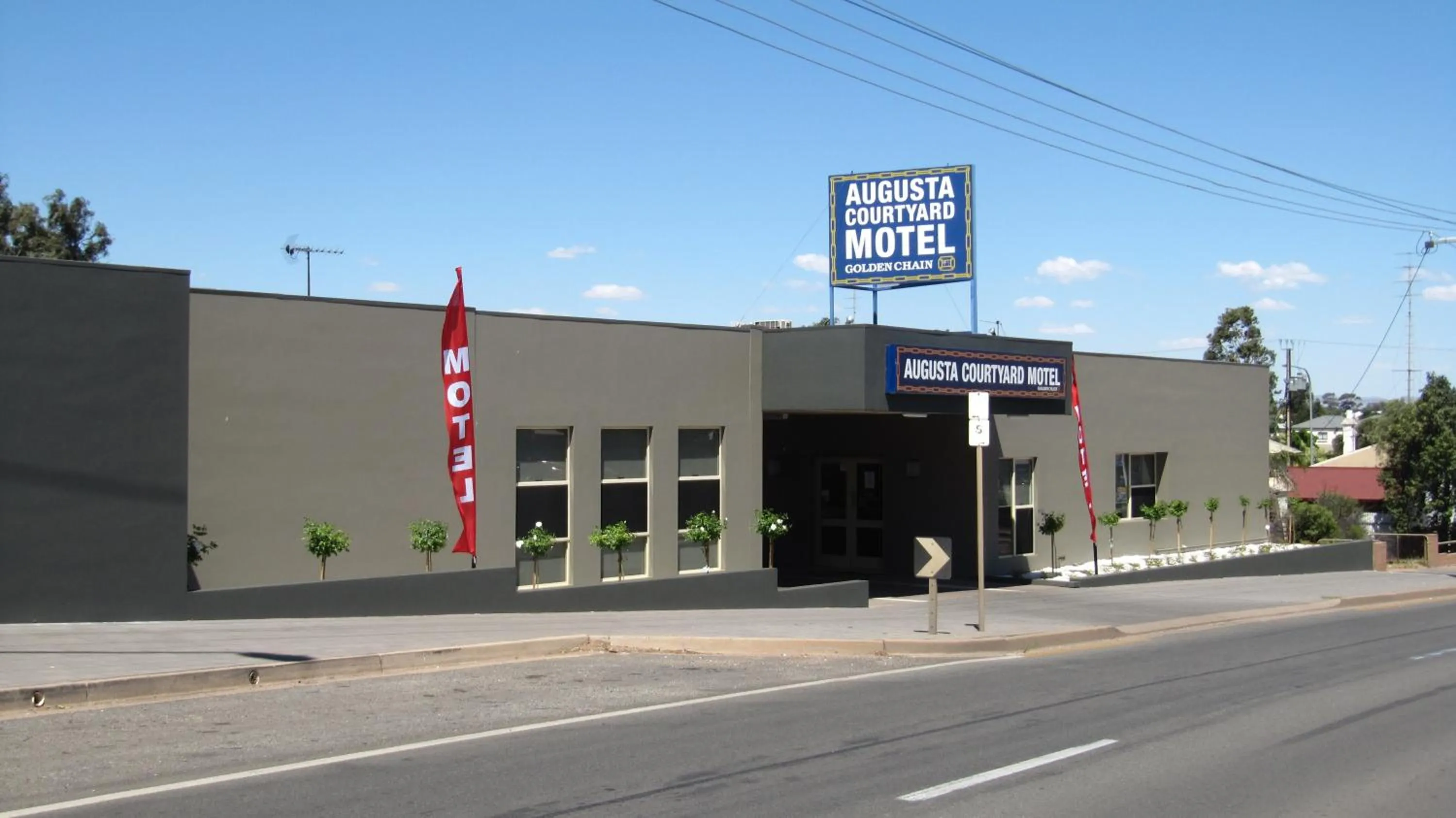 Facade/entrance in Augusta Courtyard Motel