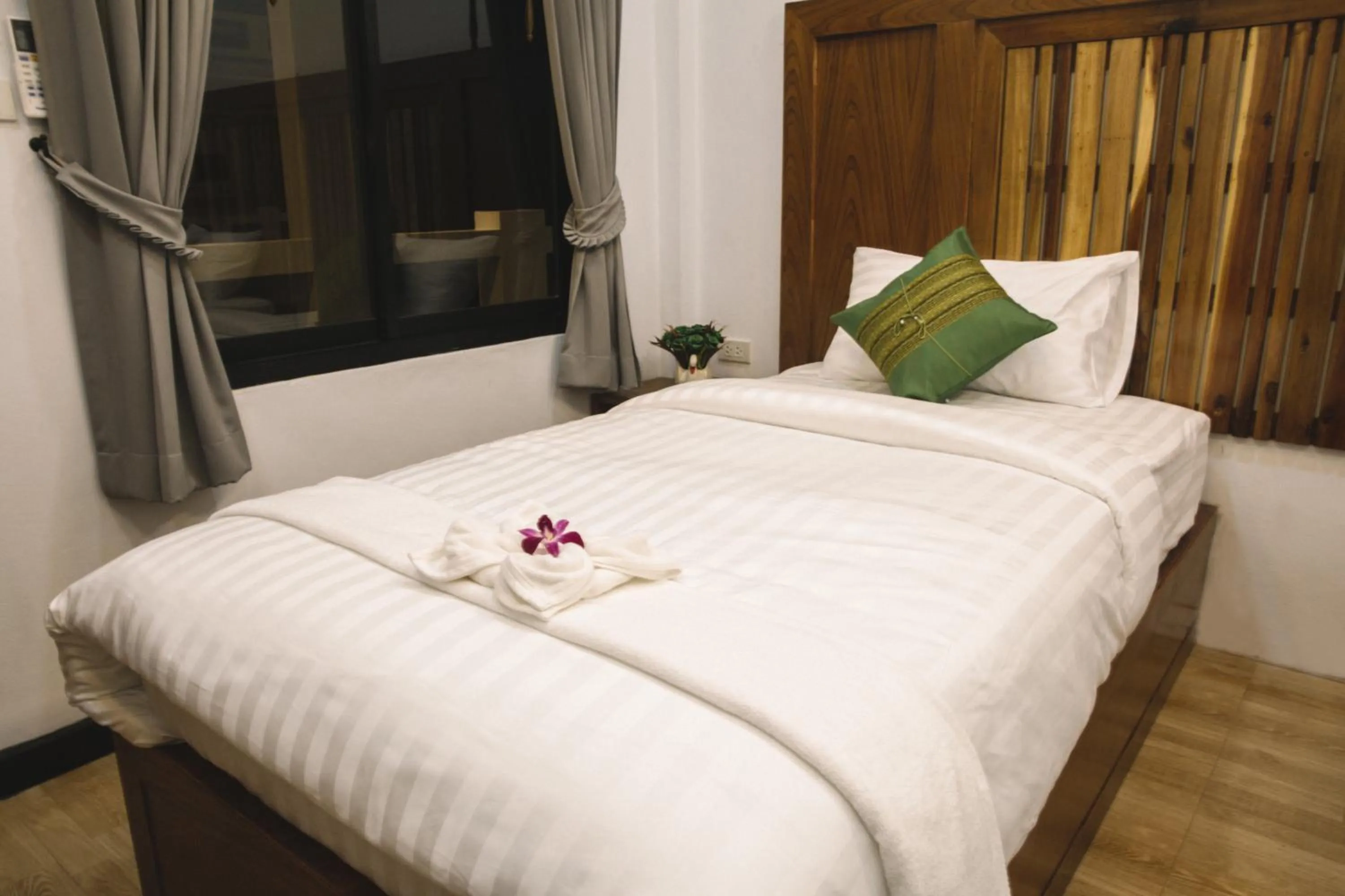 Bed in Billabong Hotel and Cafe