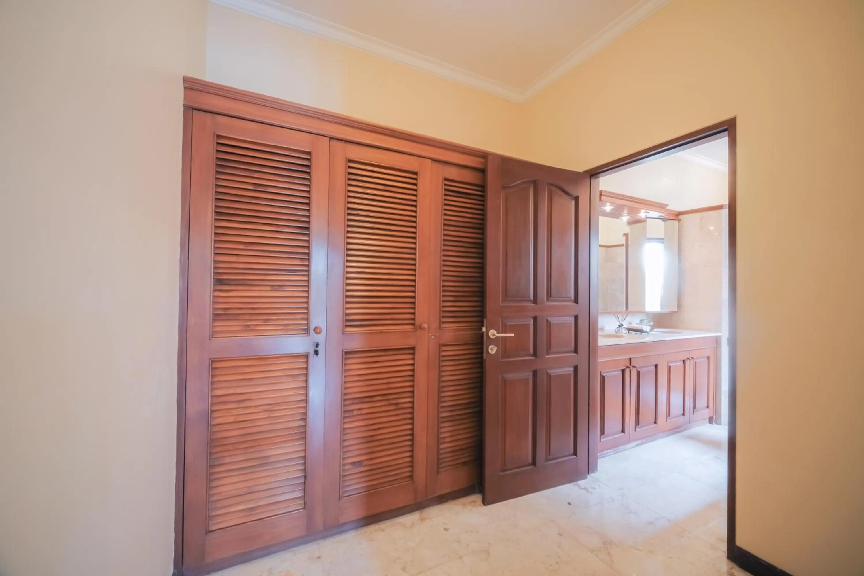 wardrobe in Bali Diamond Estates & Villas