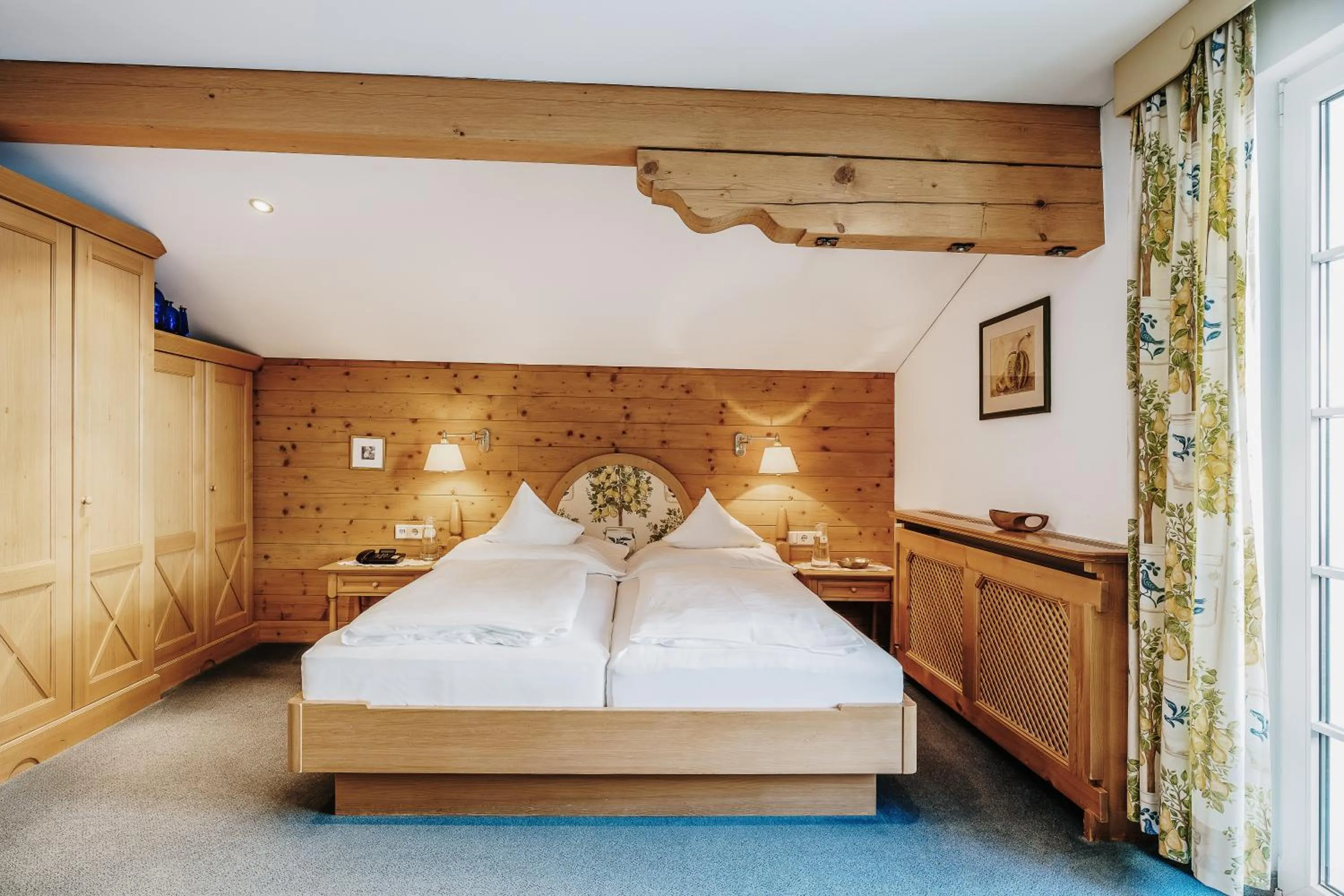 Bed in Heimspitze - Alpenhotel & Wirtshaus