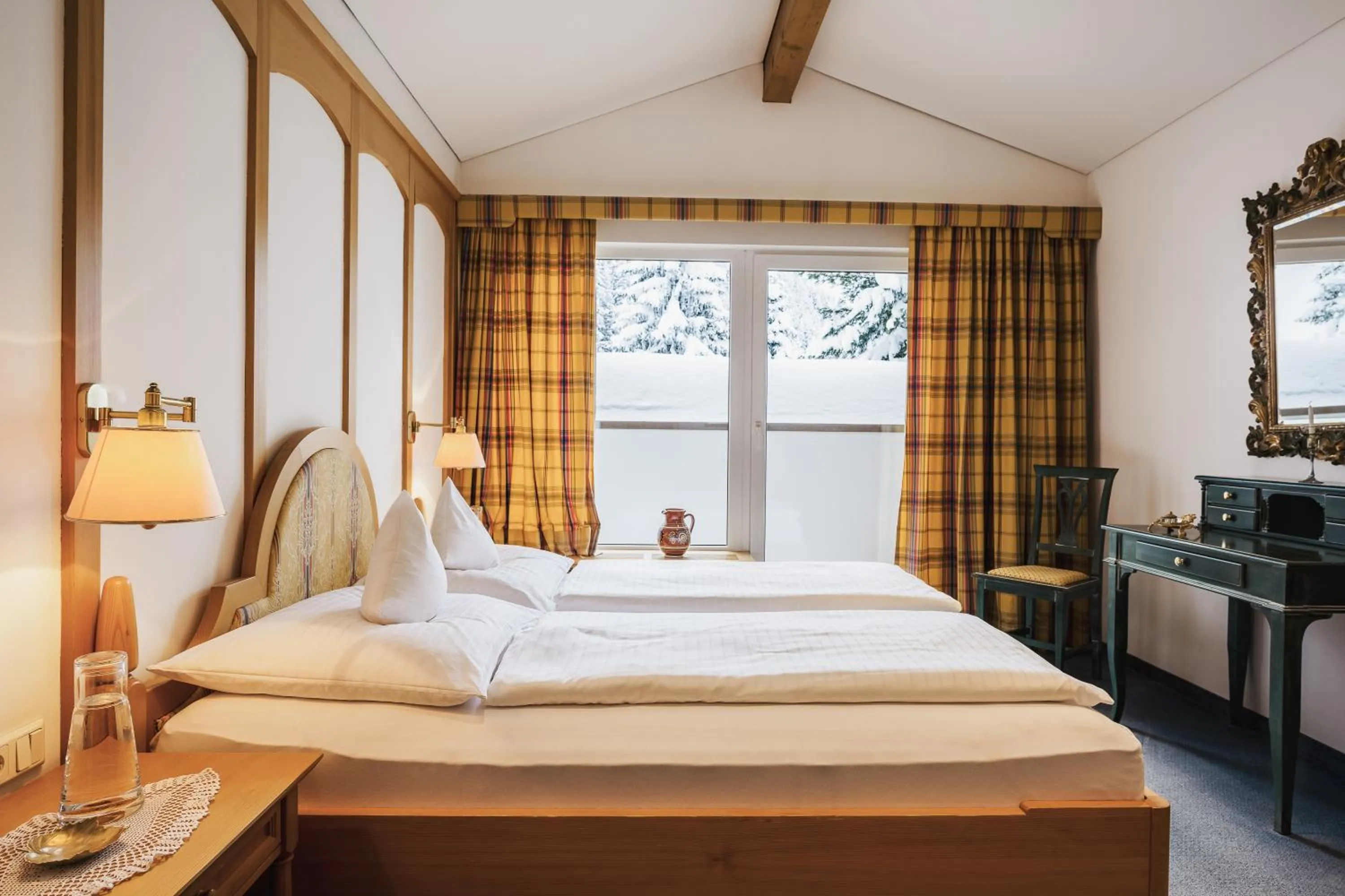 Bed in Heimspitze - Alpenhotel & Wirtshaus