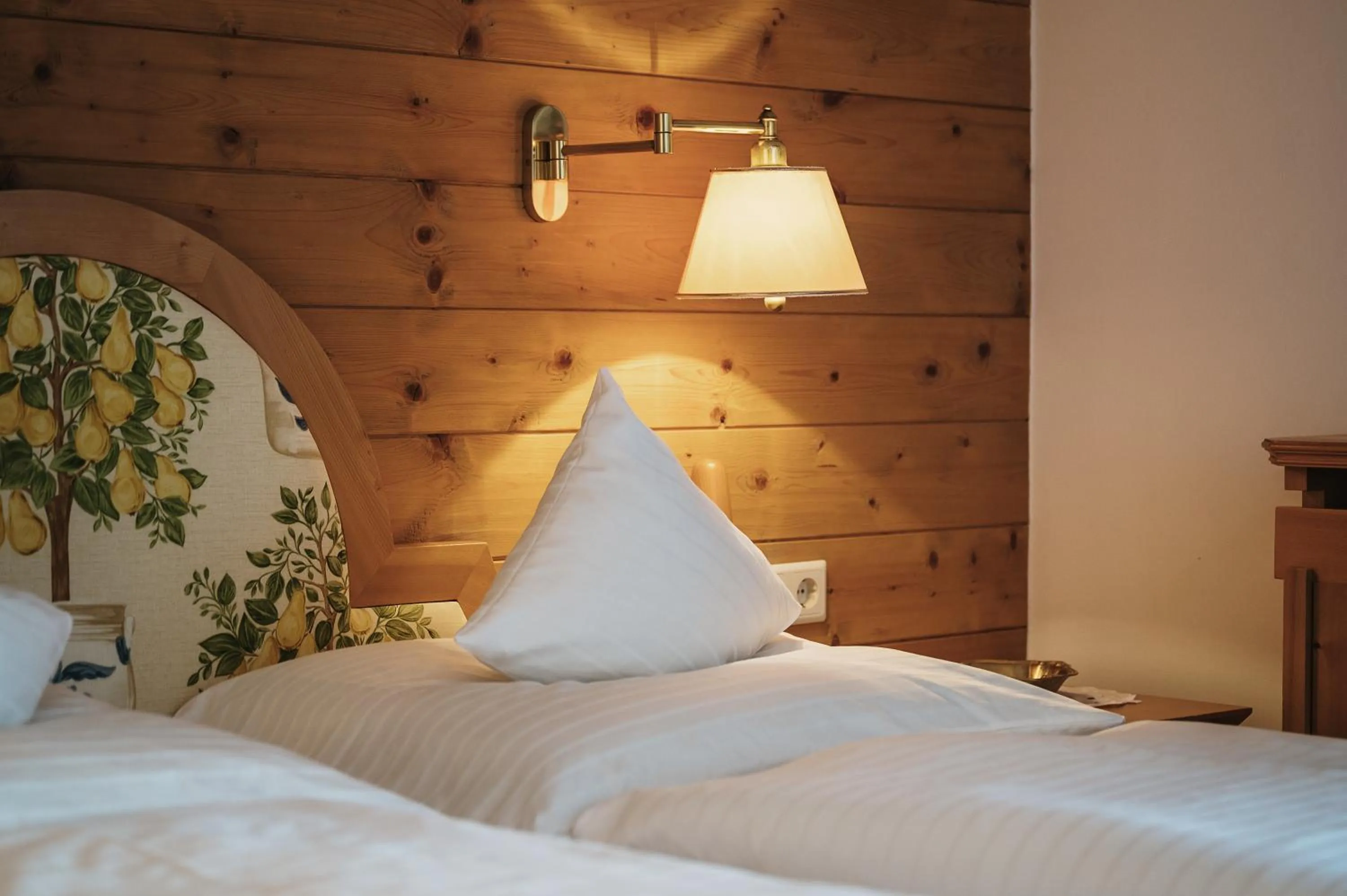 Bed in Heimspitze - Alpenhotel & Wirtshaus