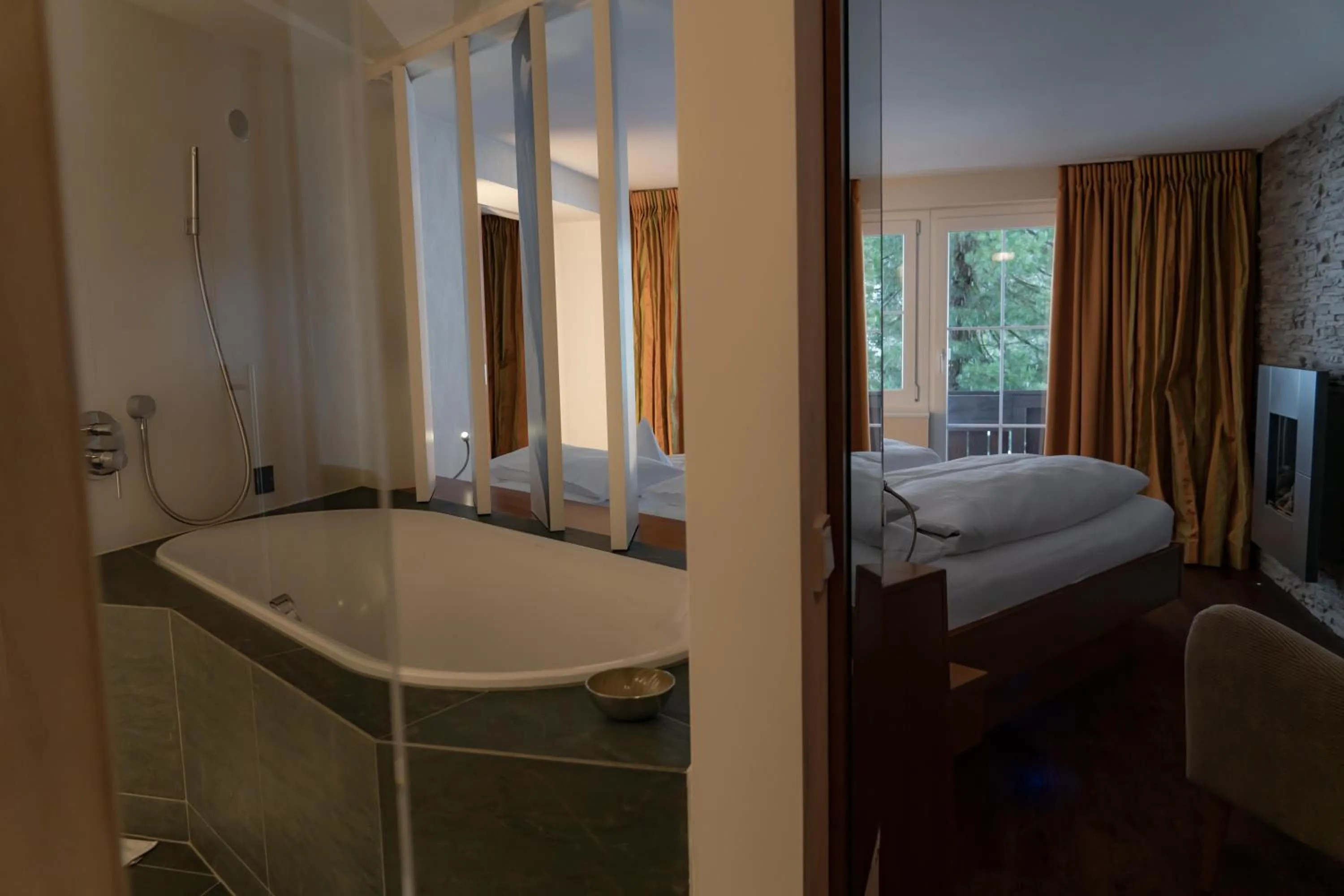 Bed in Heimspitze - Alpenhotel & Wirtshaus