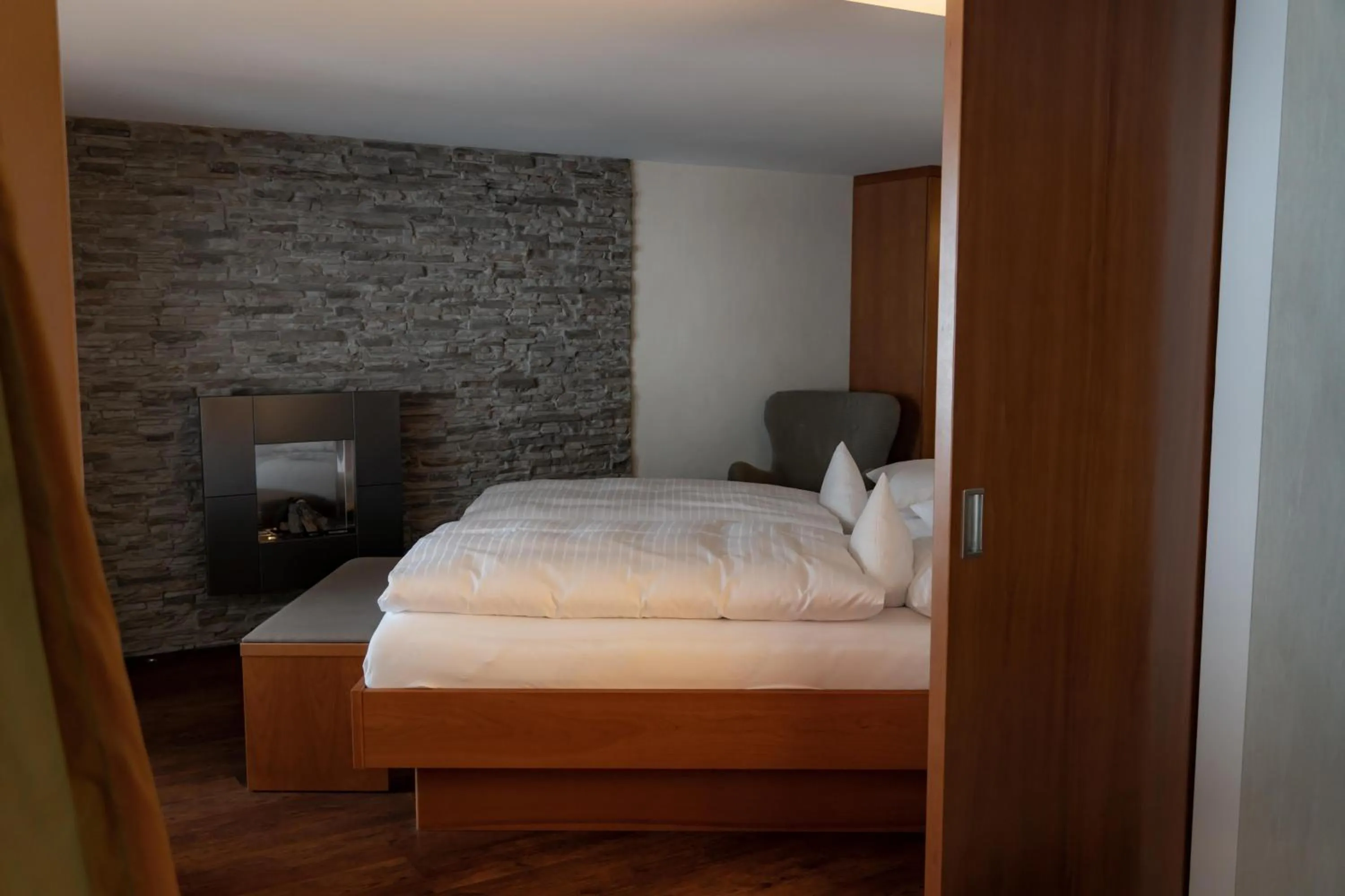 Bed in Heimspitze - Alpenhotel & Wirtshaus