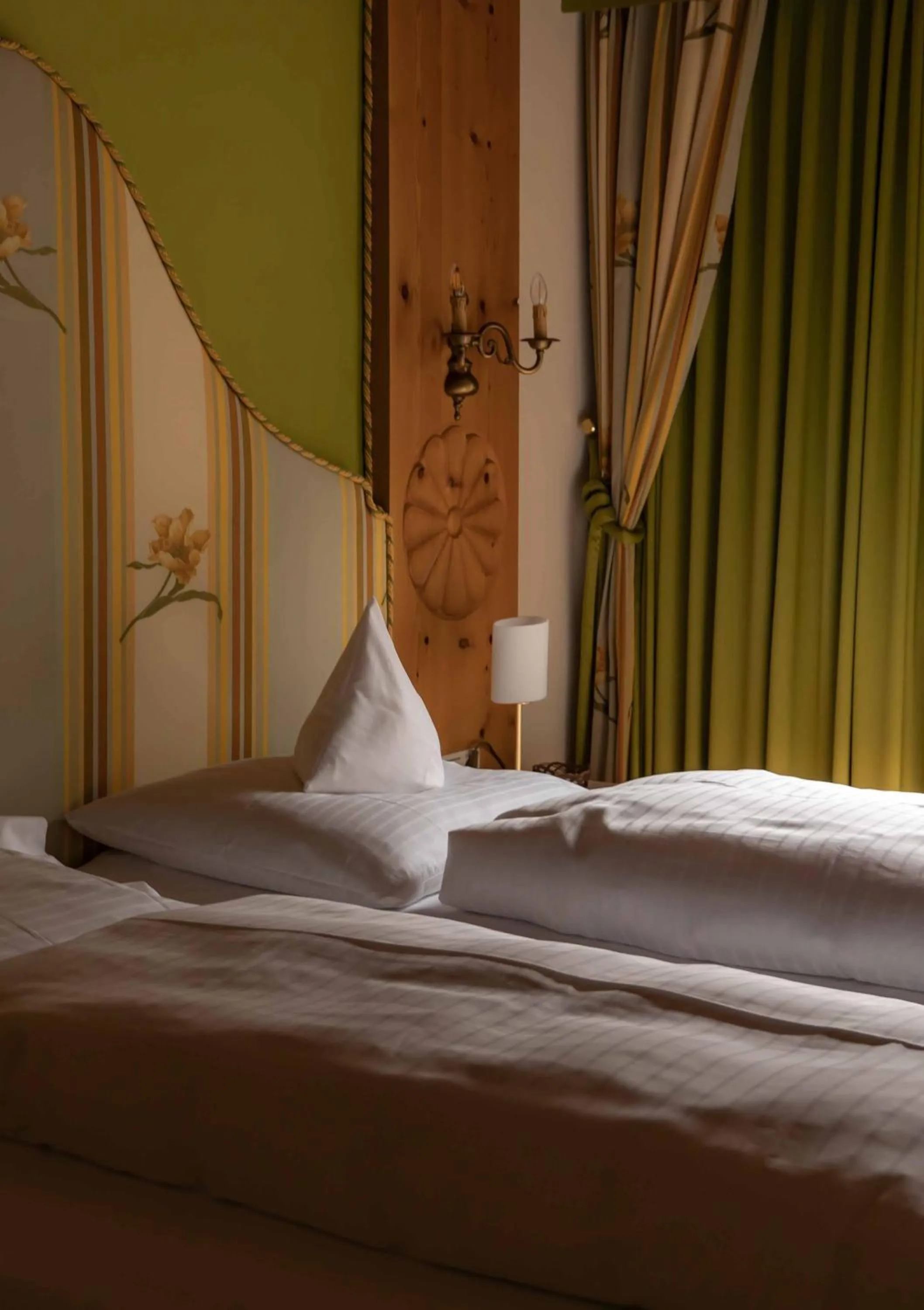 Bed in Heimspitze - Alpenhotel & Wirtshaus