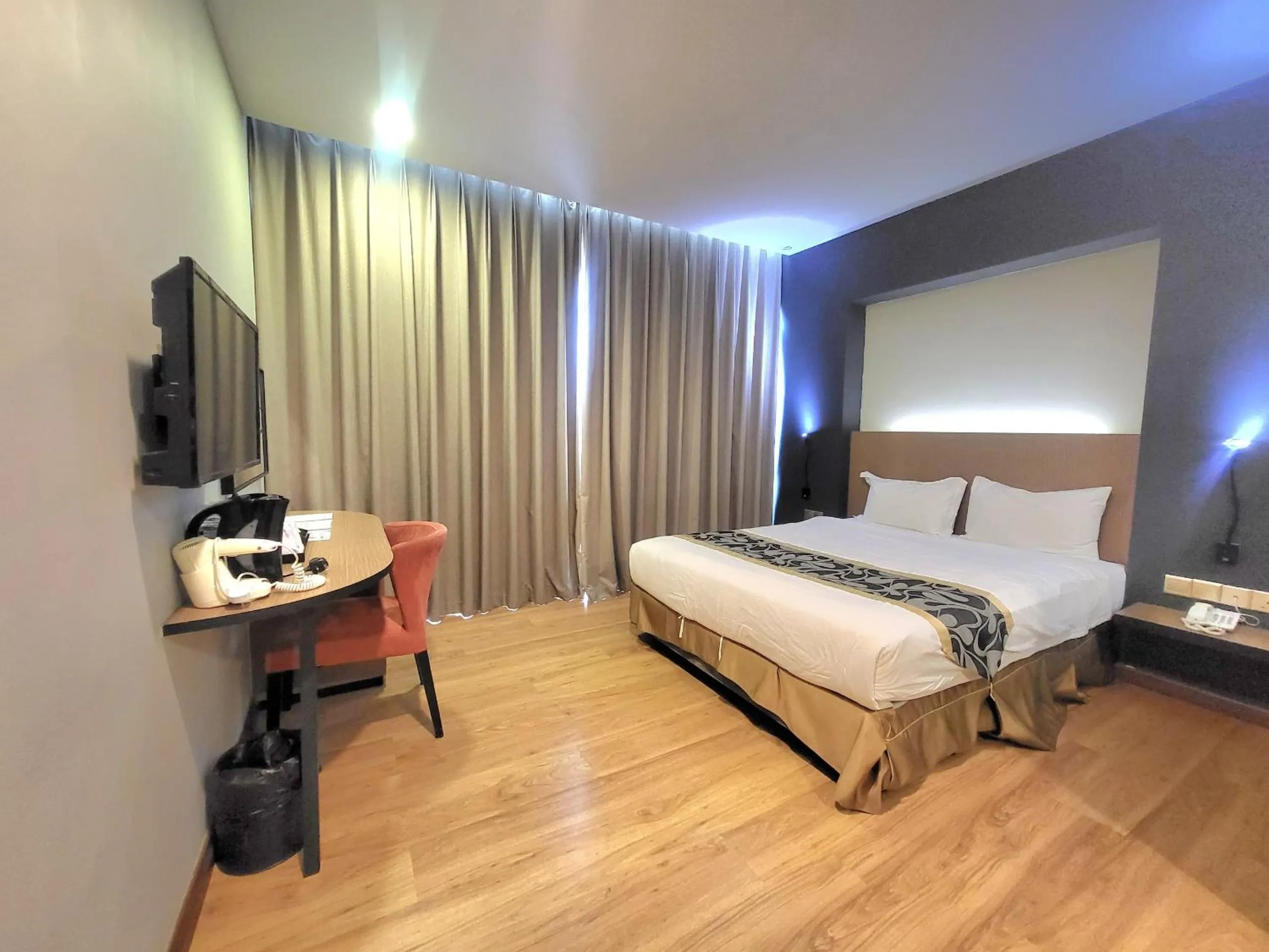 Bed in Roxy Hotel & Apartments