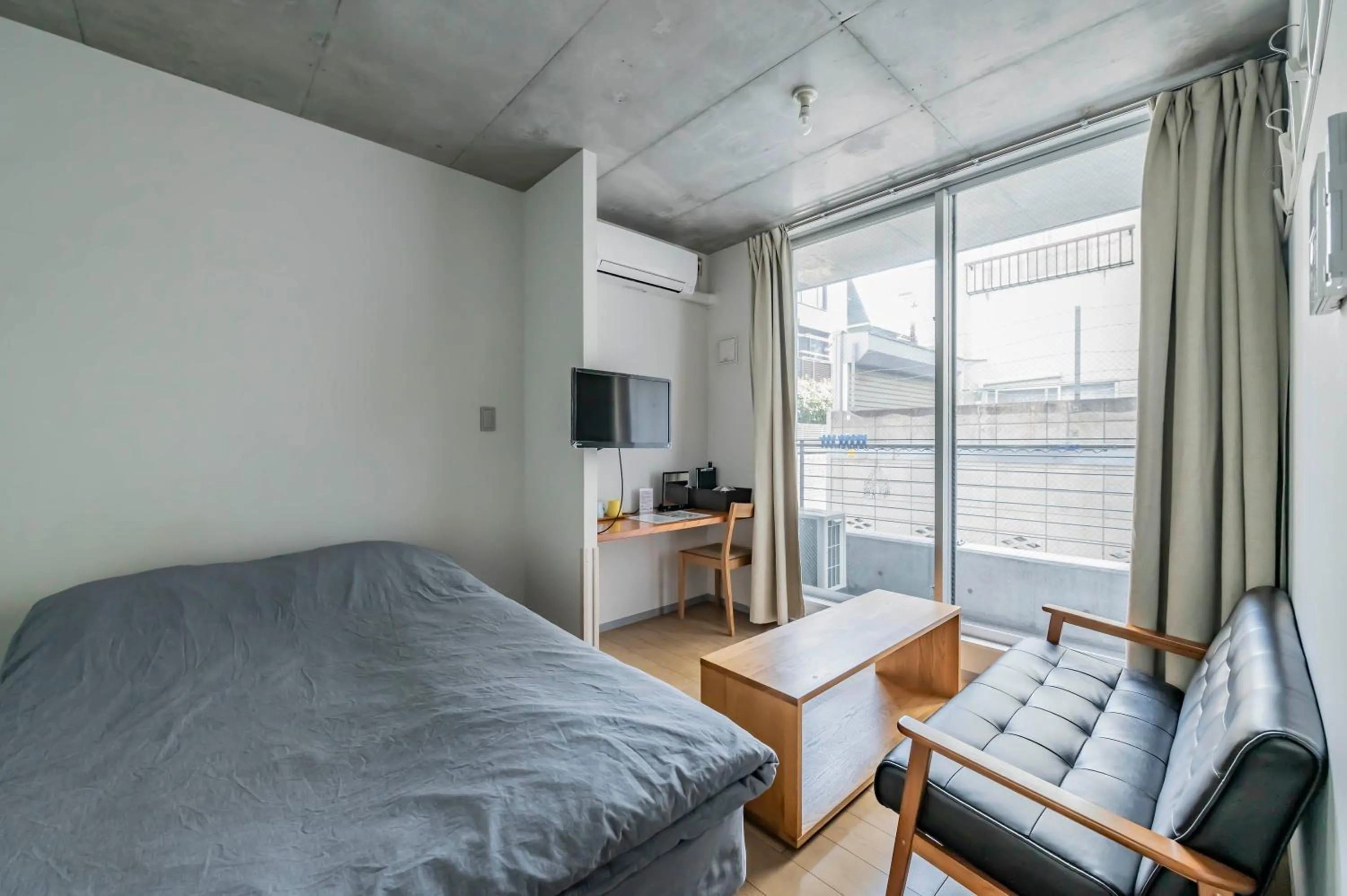 Photo of the whole room in bmj Shinjuku Okubo