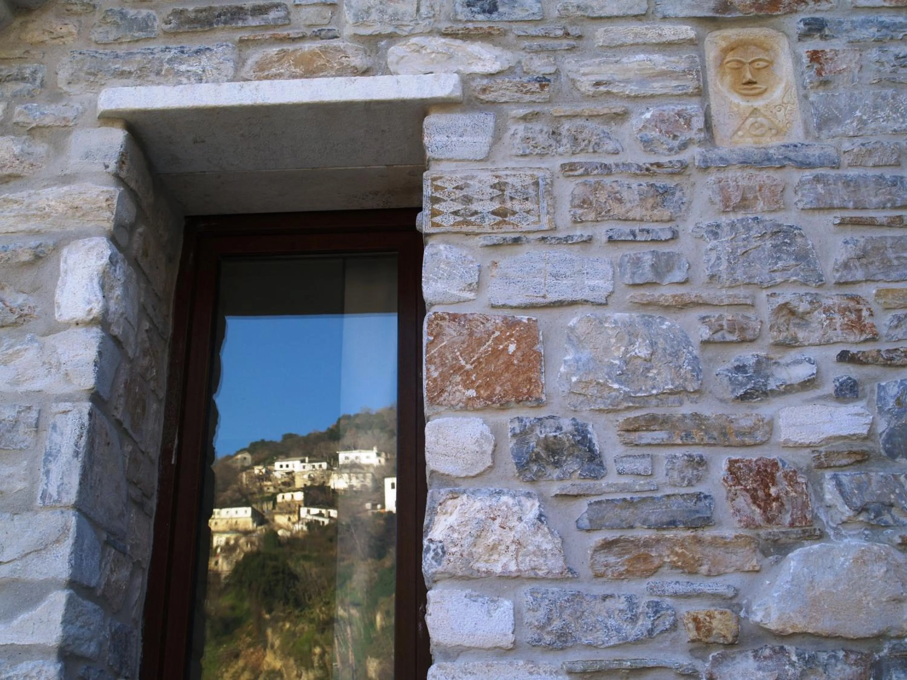 Facade/entrance in Archontika Karamarlis