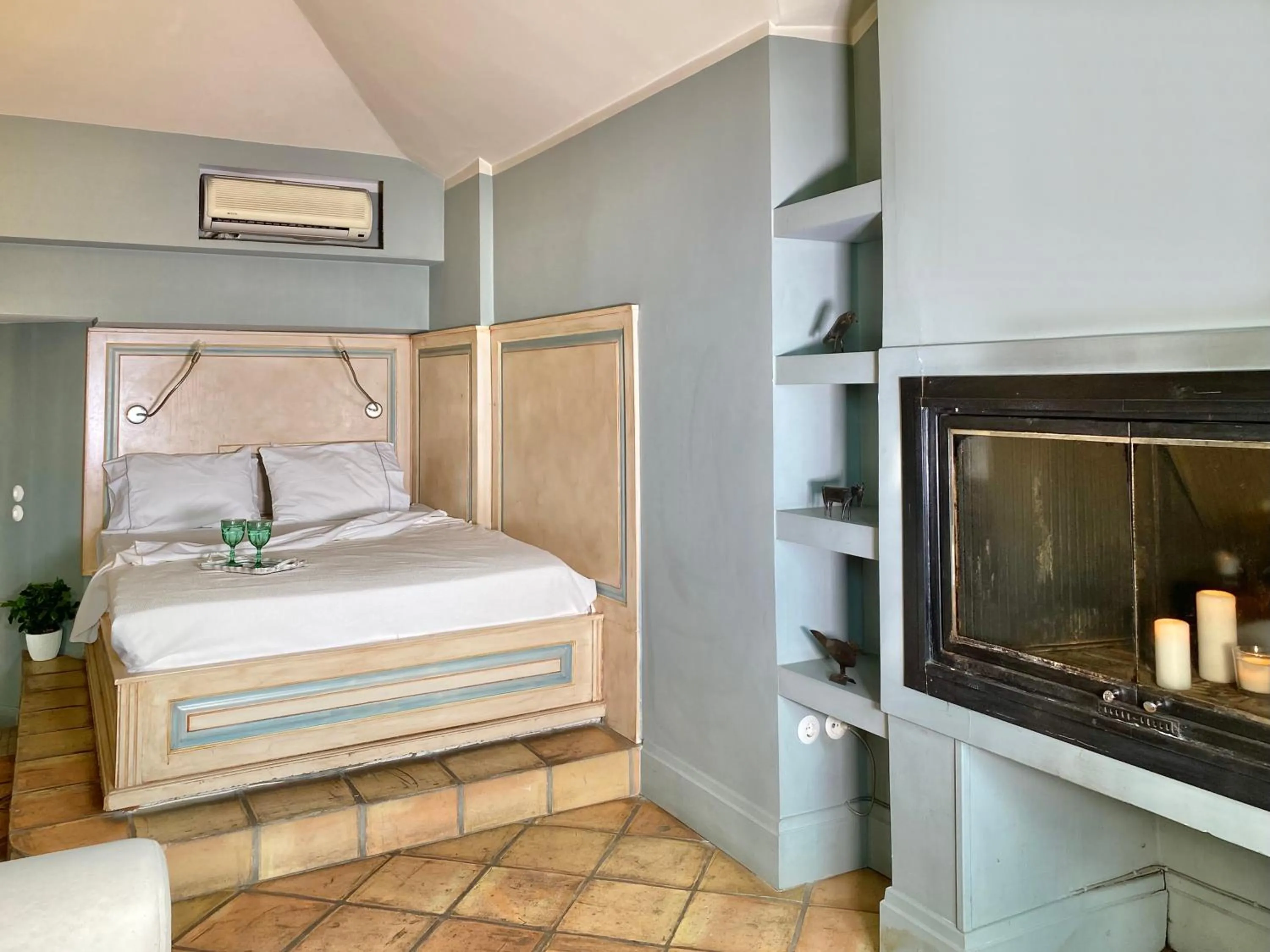 Bed in Archontika Karamarlis