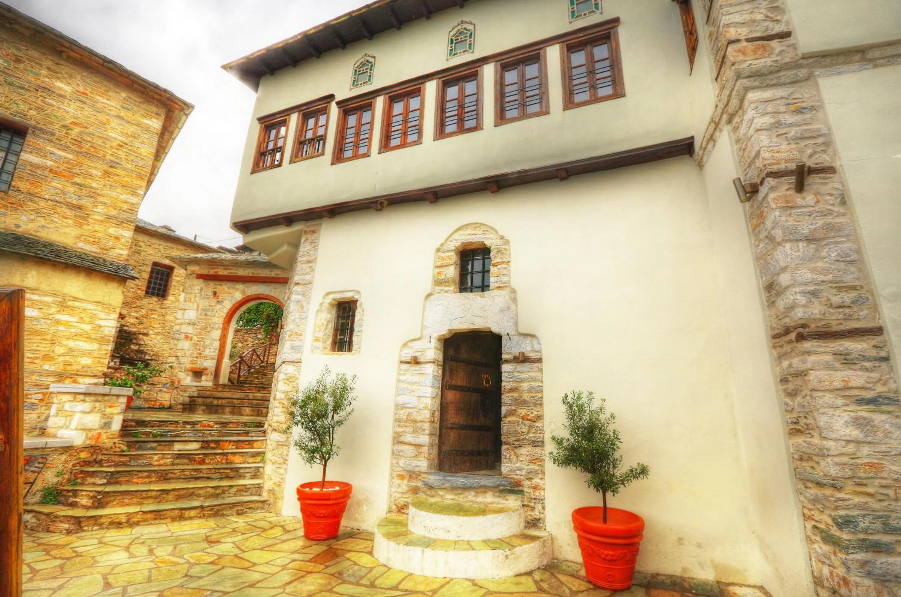 Facade/entrance in Archontika Karamarlis