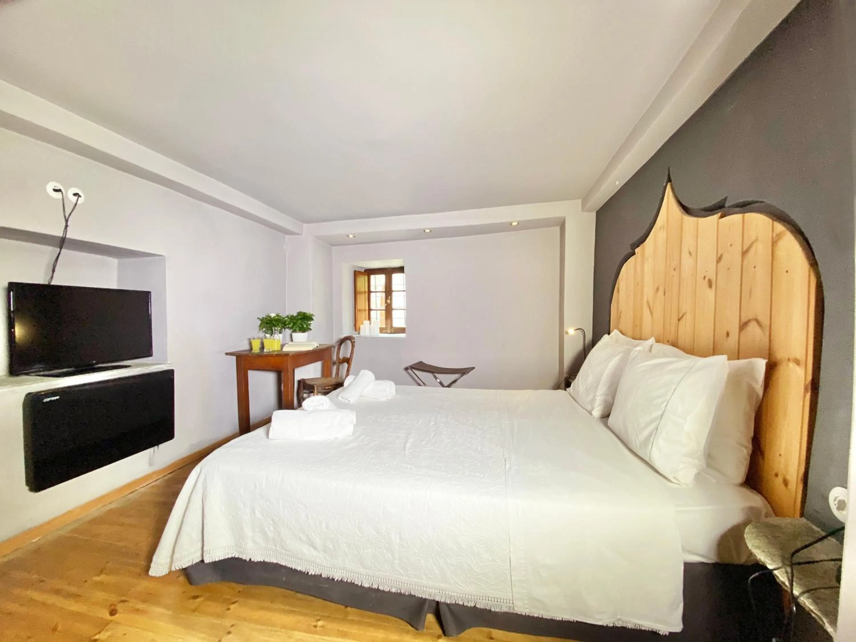 Bed in Archontika Karamarlis