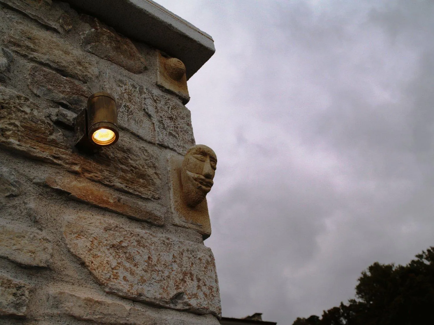 Facade/entrance in Archontika Karamarlis