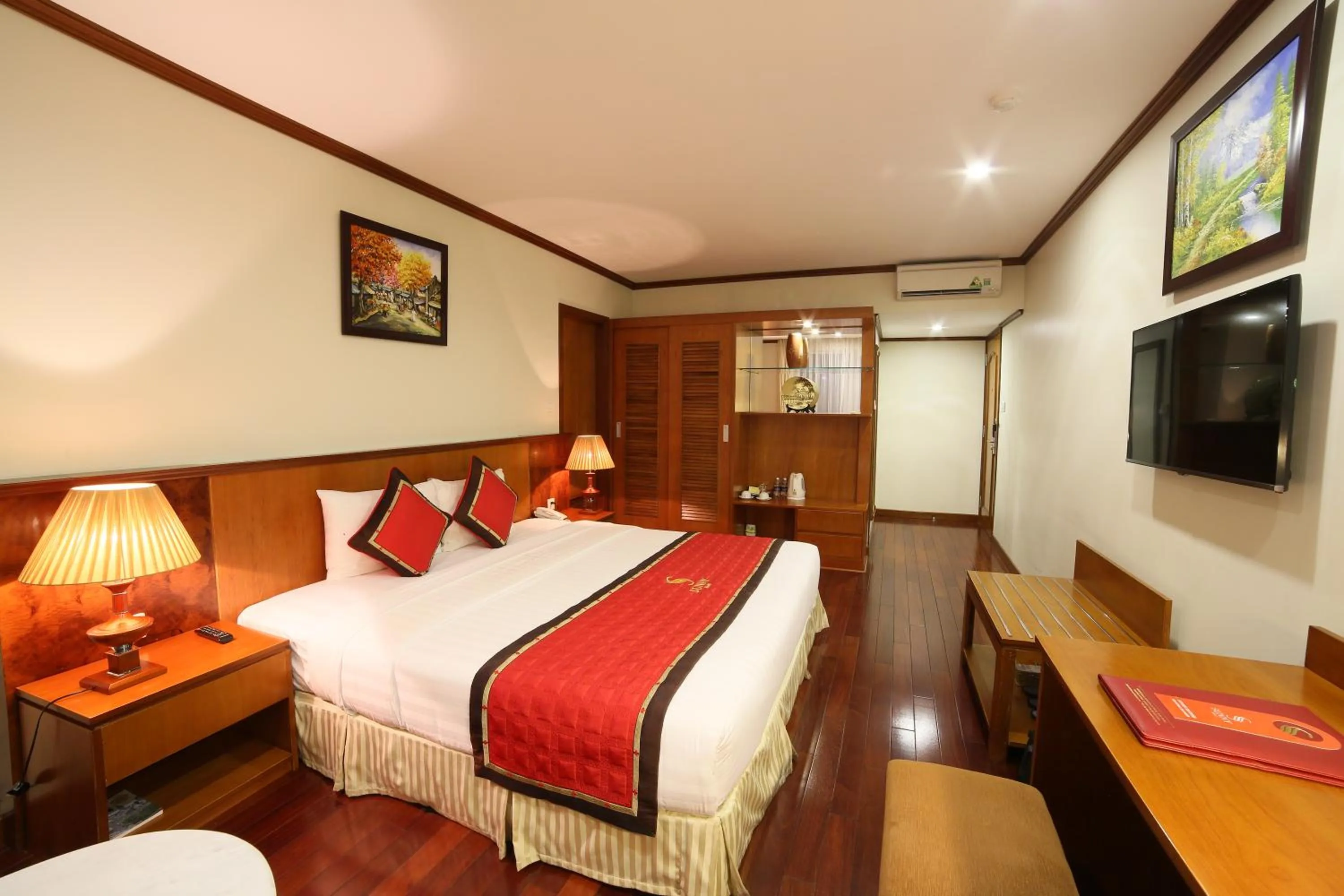 Bedroom, Bed in Sunny Hotel 1