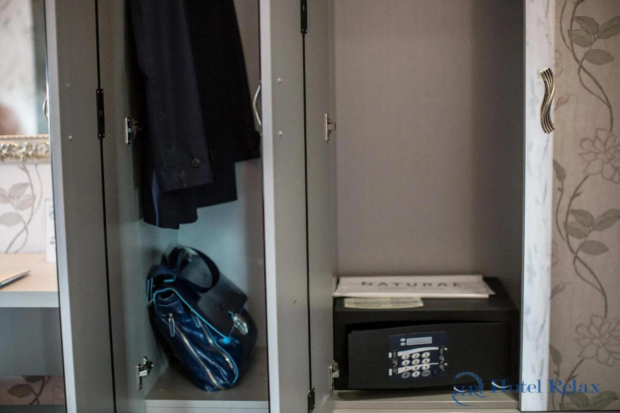 wardrobe in Hotel Relax Roma Nord