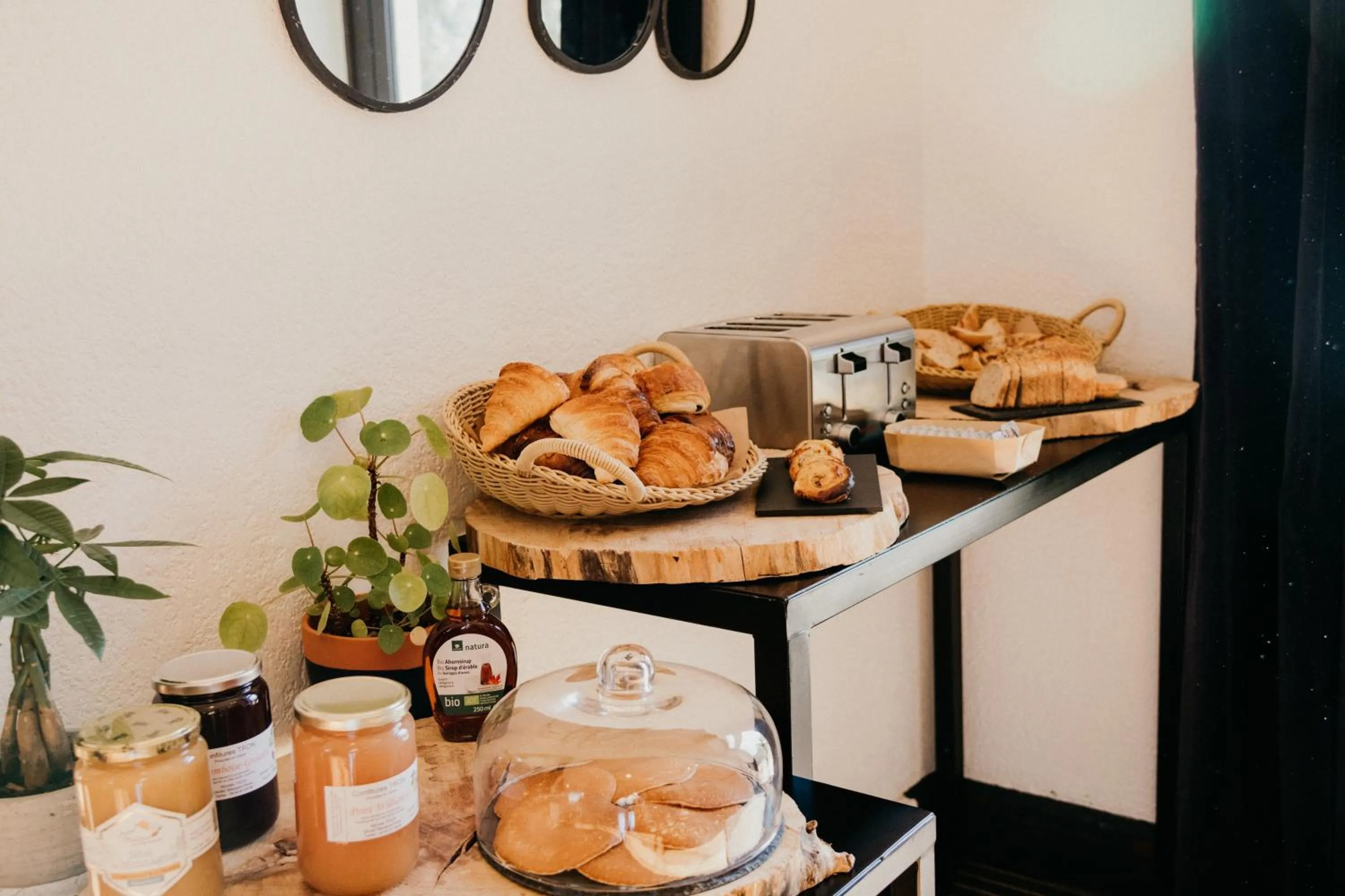 Buffet breakfast in Hotel Spa Azteca Barcelonnette