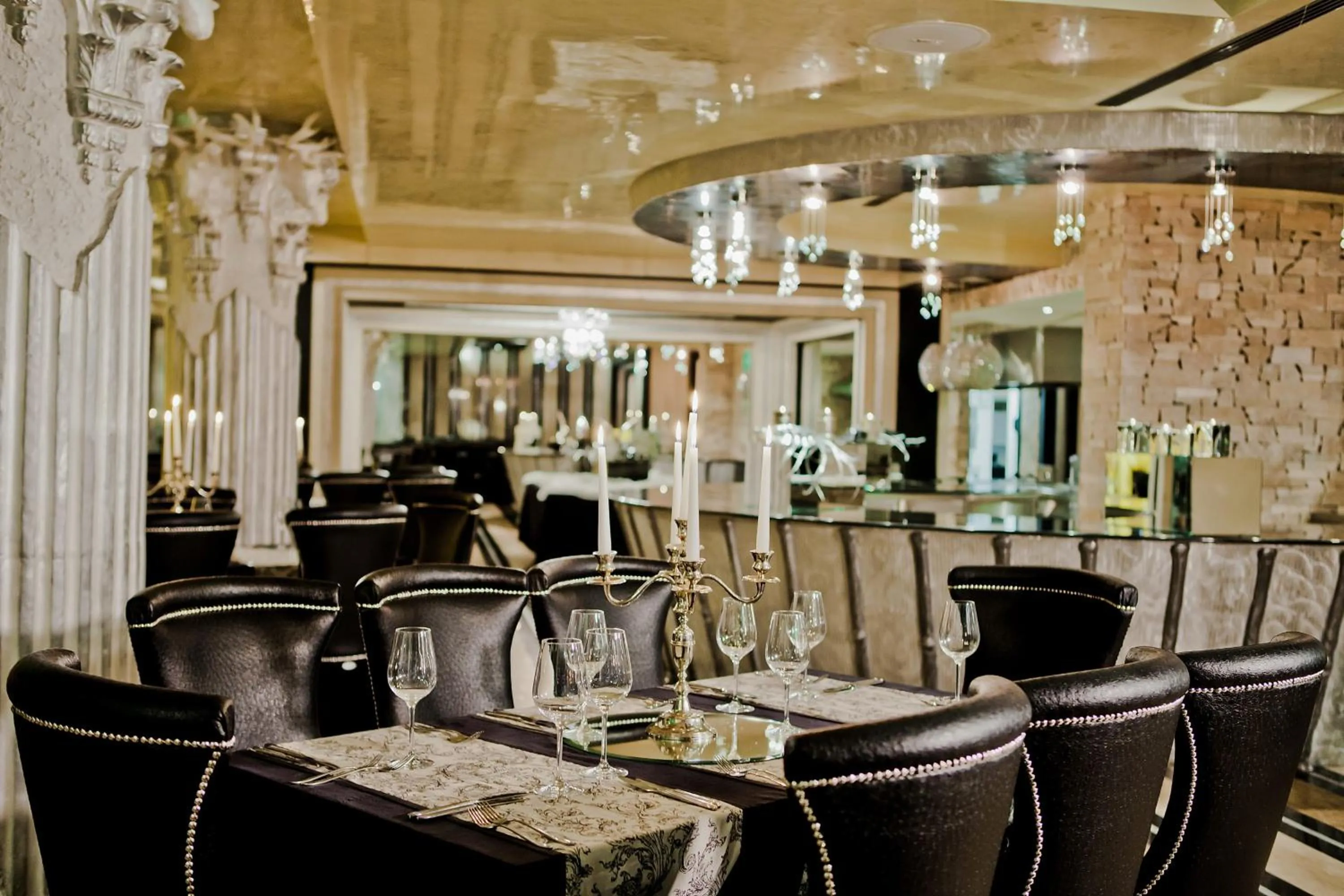 Restaurant/places to eat in Royal Castle Design & SPA