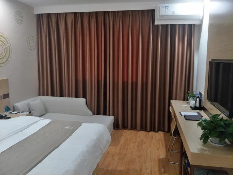 Bed in GreenTree Inn Henan Shangqiu Liangyuan District Railway Station Express Hotel