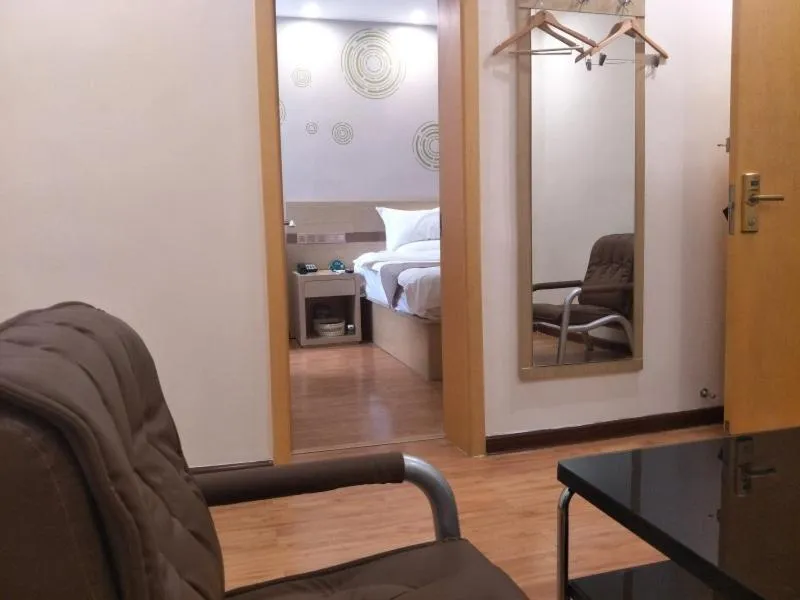 Bed in GreenTree Inn Henan Shangqiu Liangyuan District Railway Station Express Hotel