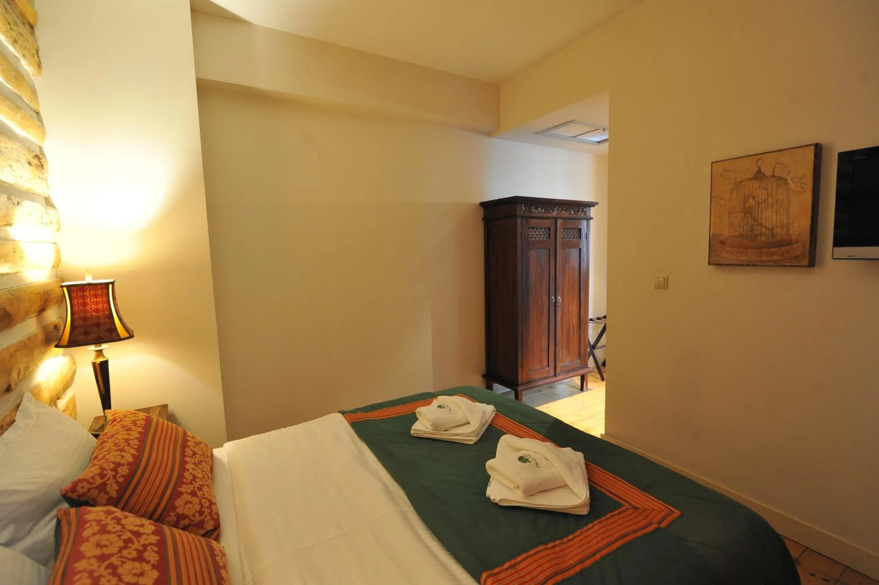 Shower, Bed in Vaela Hotel Cultural Resort