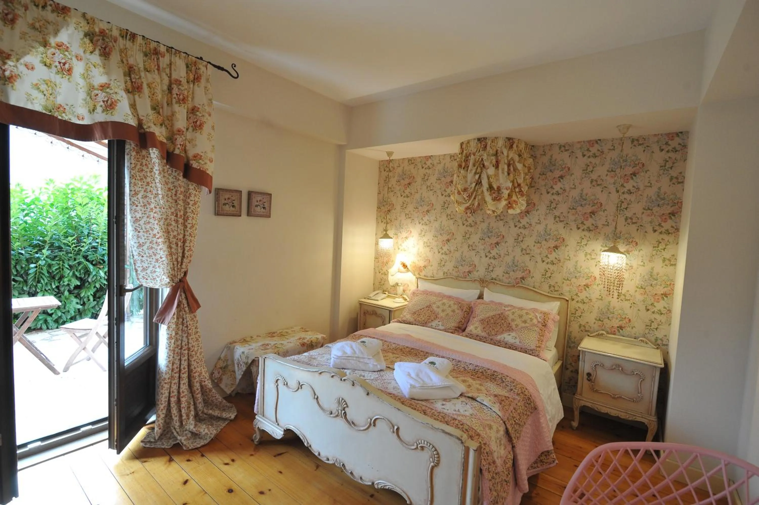 Shower, Bed in Vaela Hotel Cultural Resort