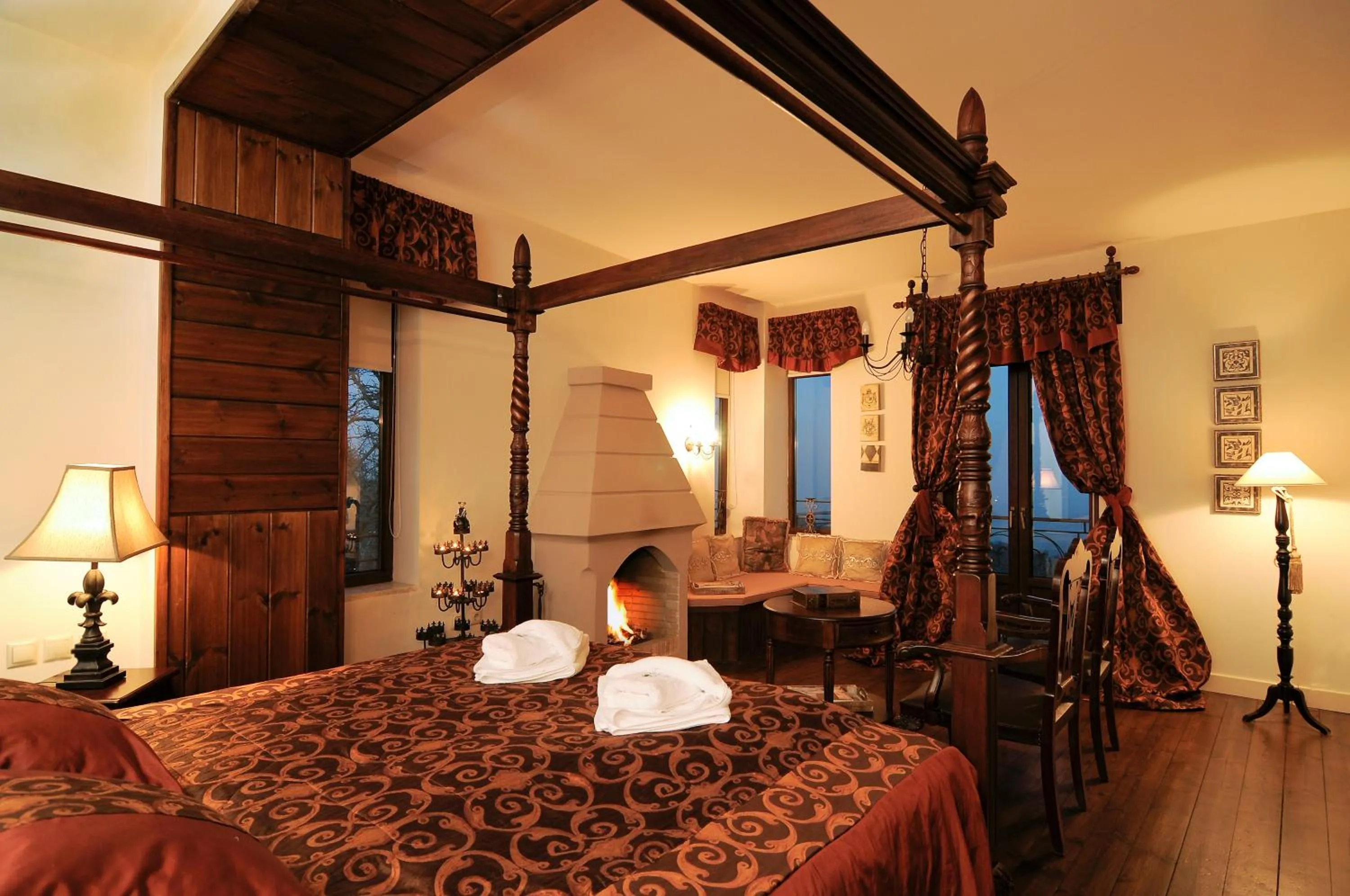 Communal lounge/ TV room, Bed in Vaela Hotel Cultural Resort