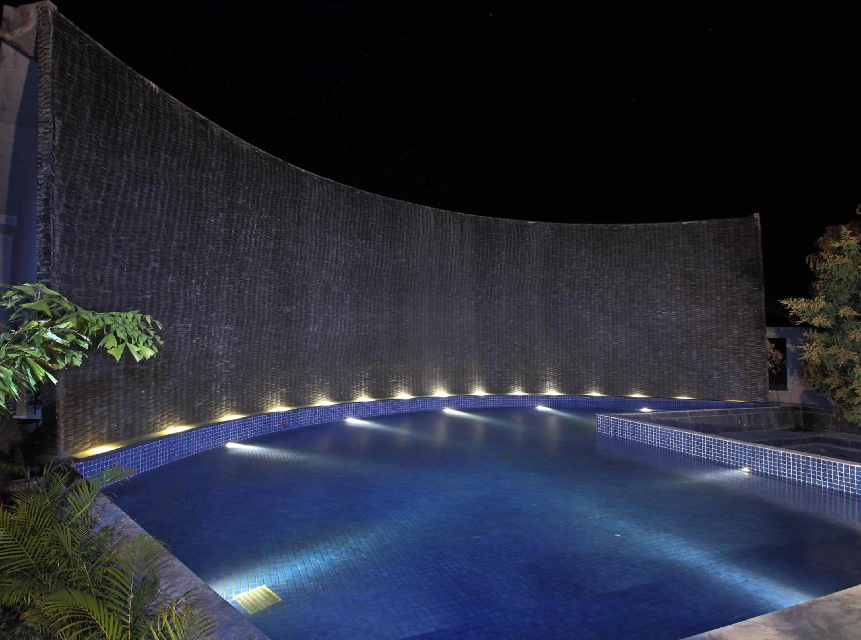 Swimming pool in Lemon Tree Premier, Corbett