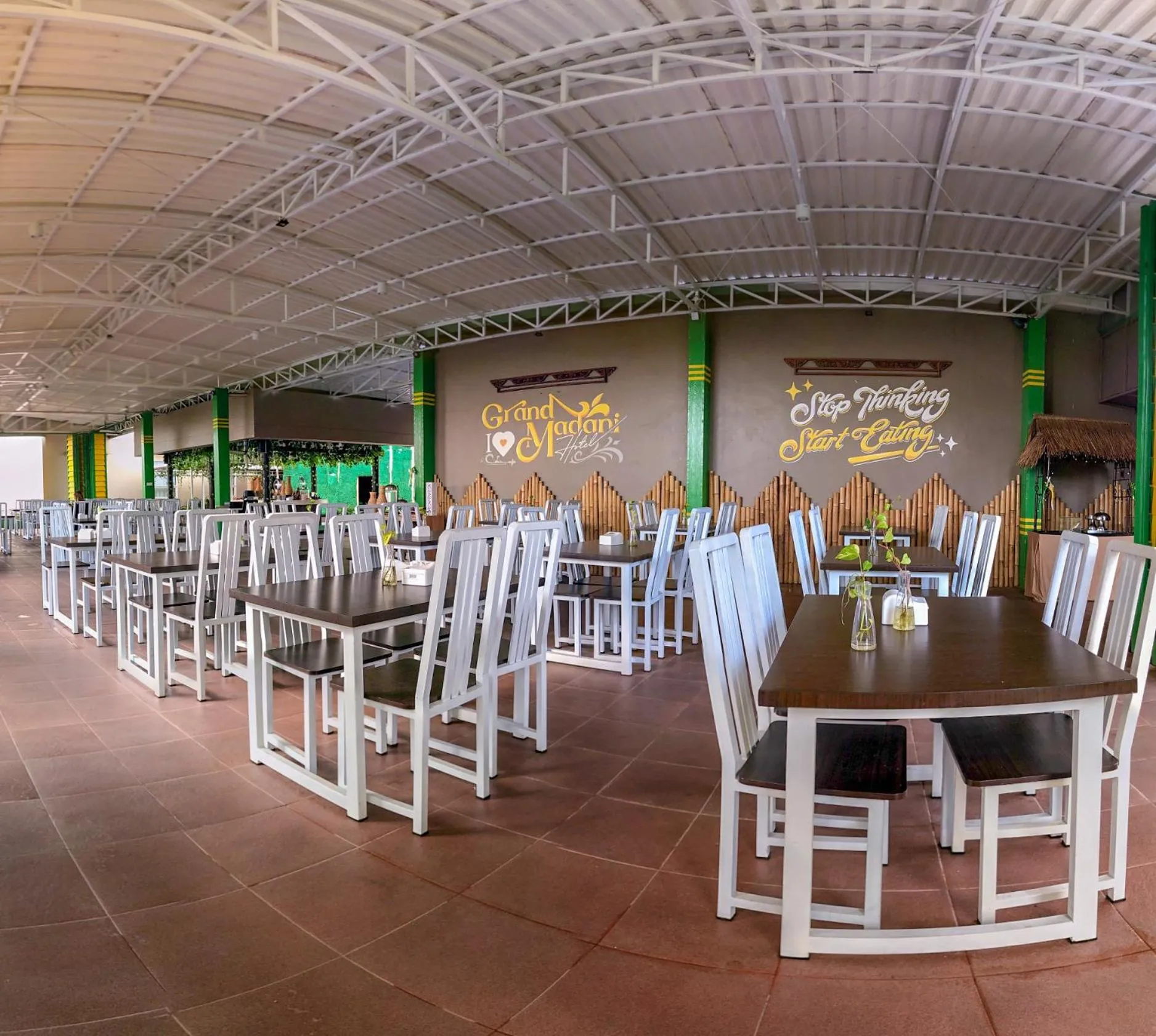 Restaurant/places to eat in Grand Madani Hotel