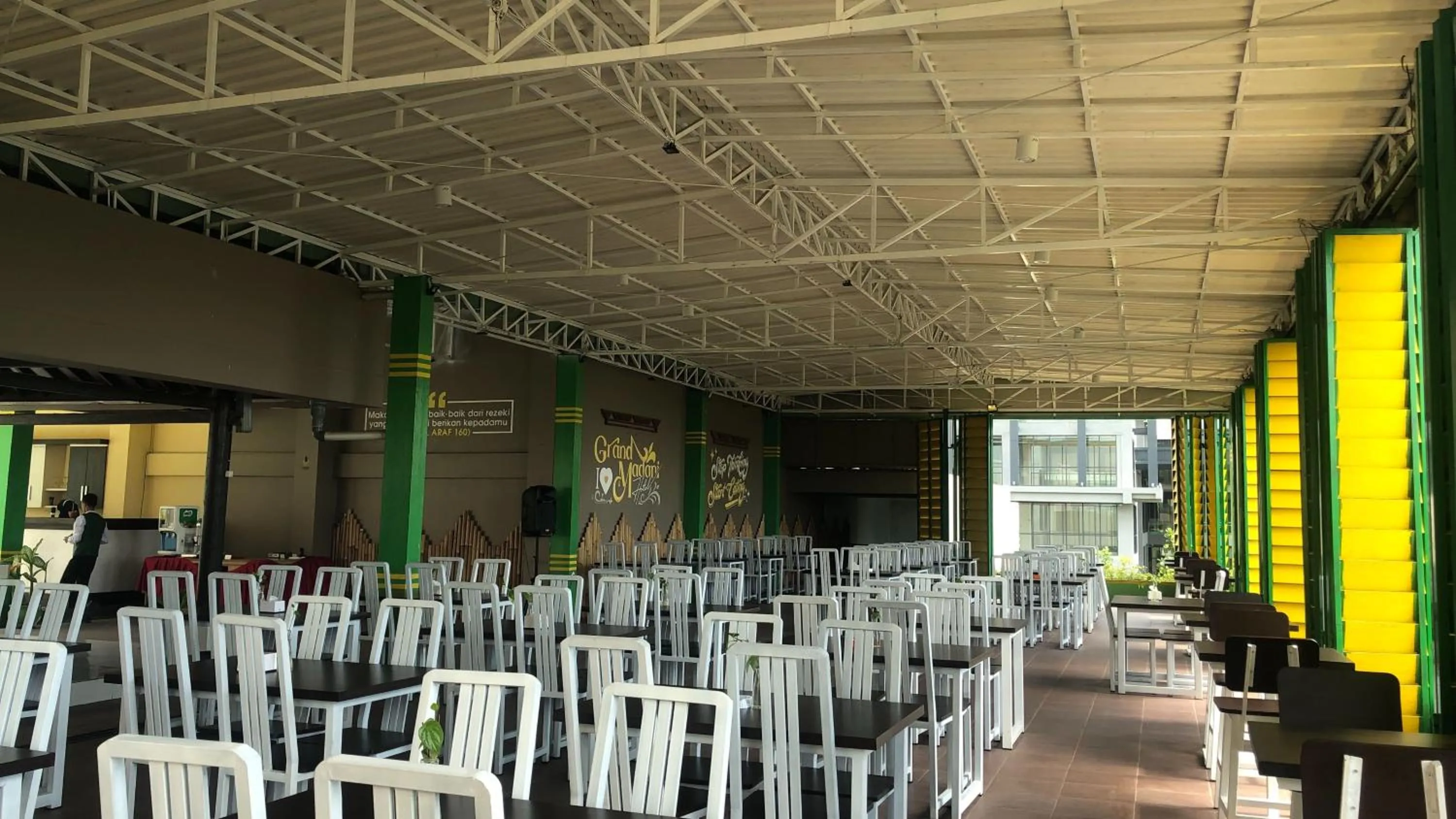 Restaurant/places to eat in Grand Madani Hotel