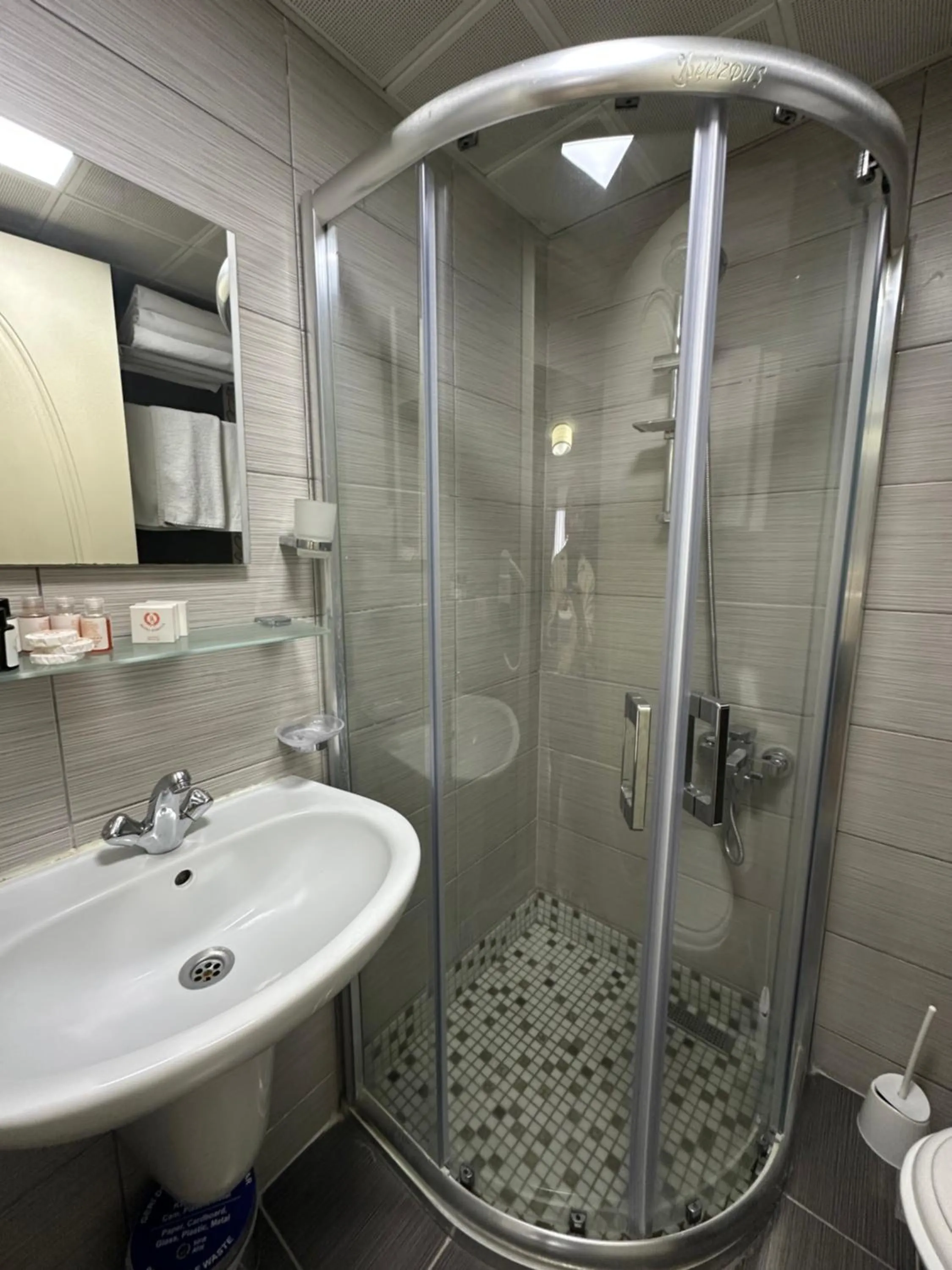 Shower in Hotel Süreyya