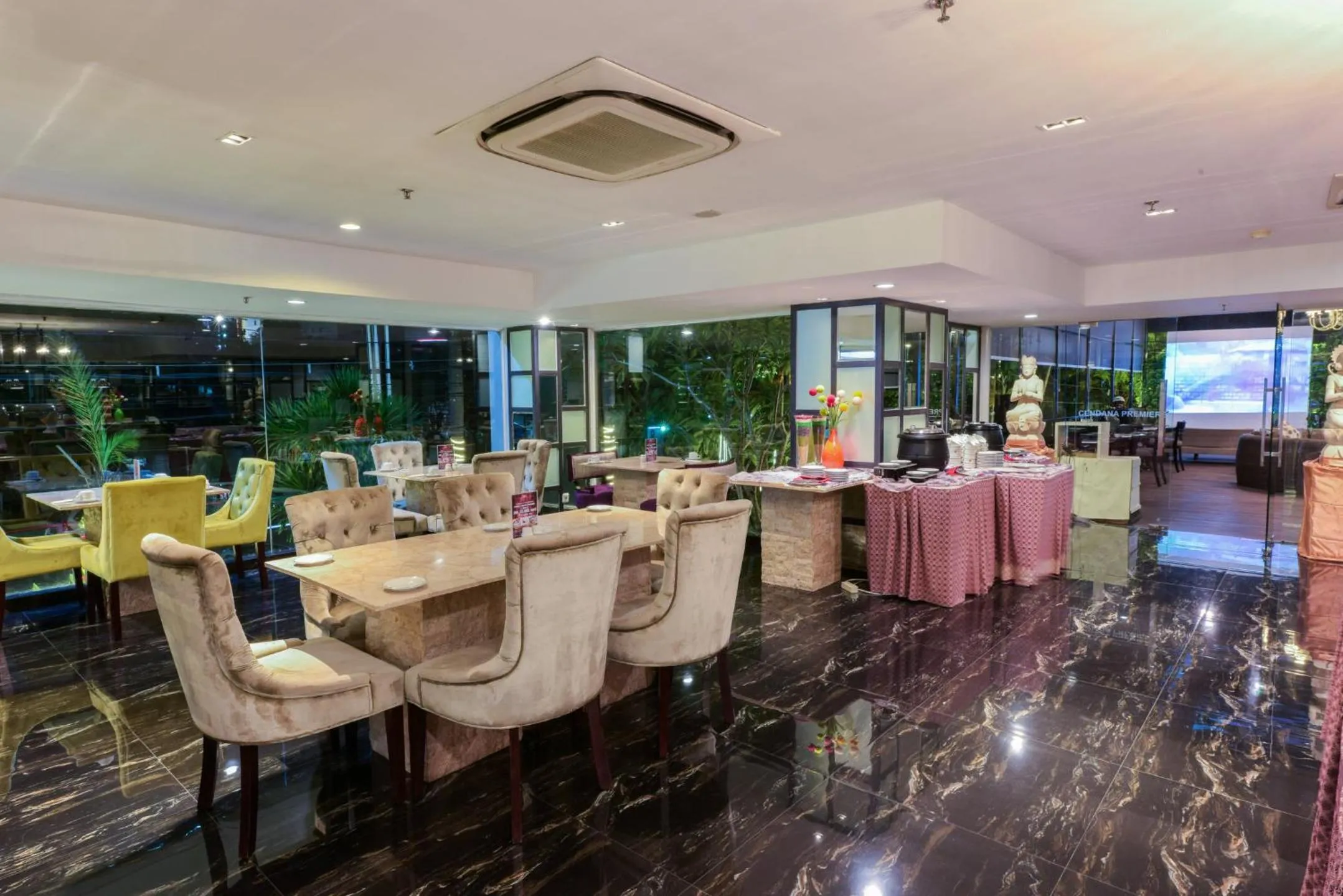 Restaurant/places to eat in Royal Regantris Cendana