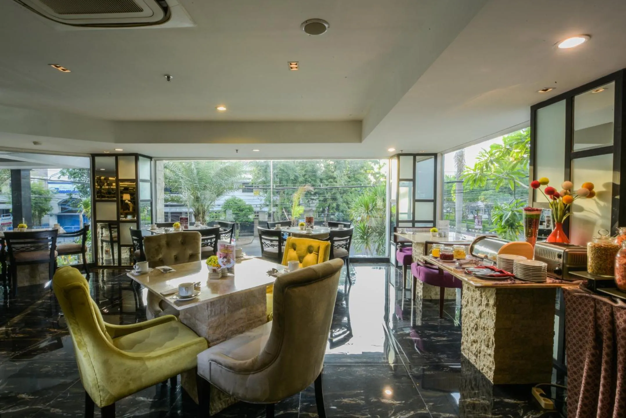 Restaurant/places to eat in Royal Regantris Cendana