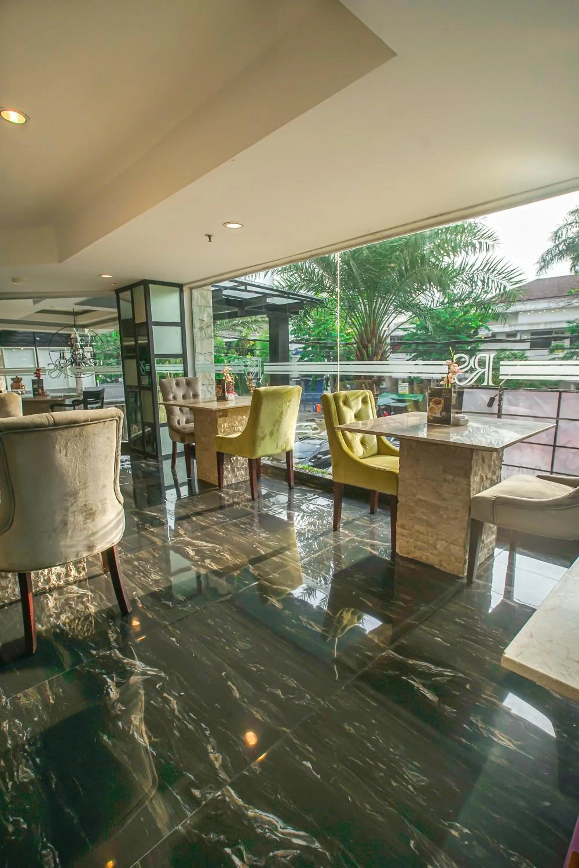 Restaurant/places to eat in Royal Regantris Cendana