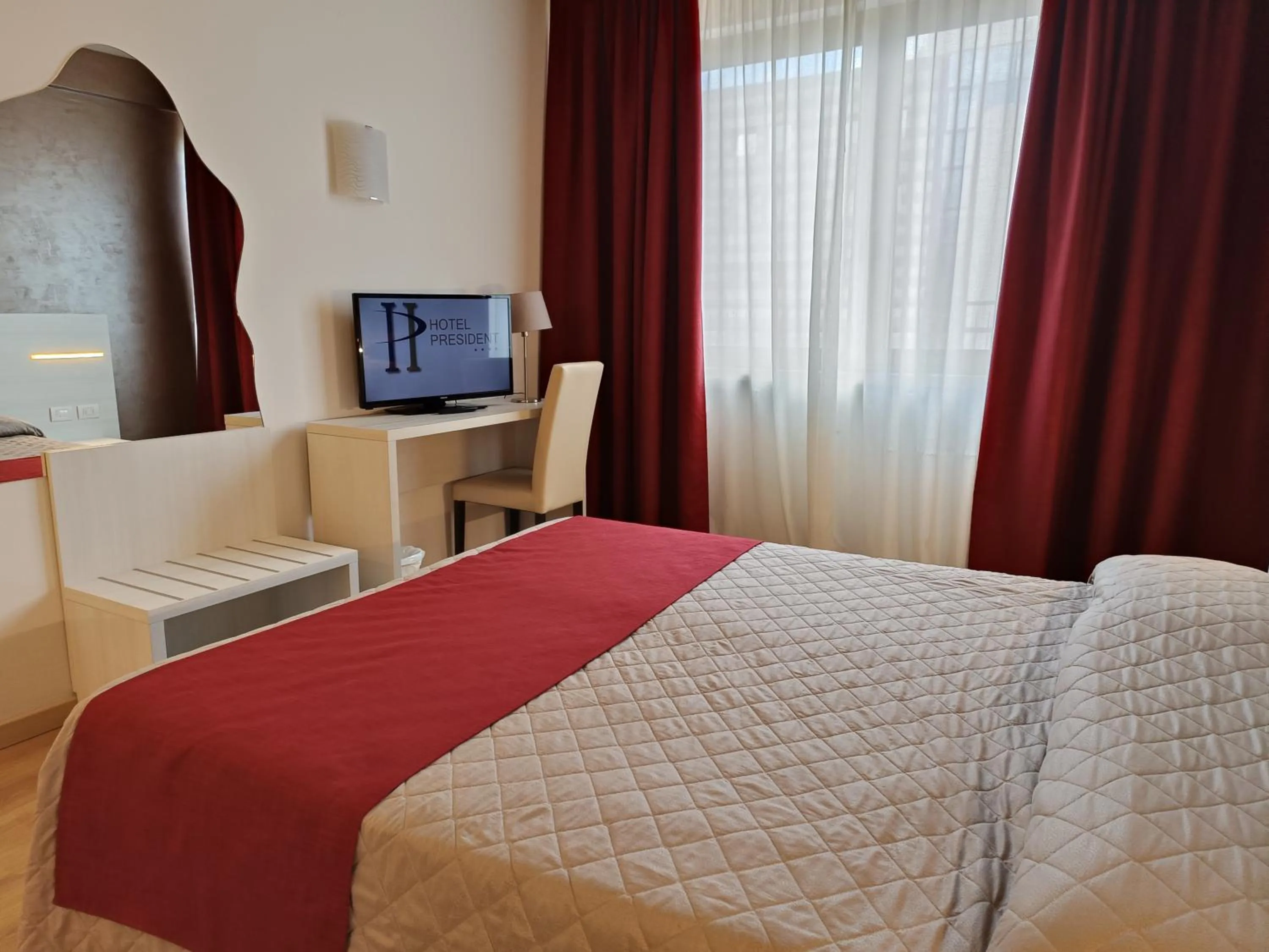 Bedroom, Bed in Hotel President