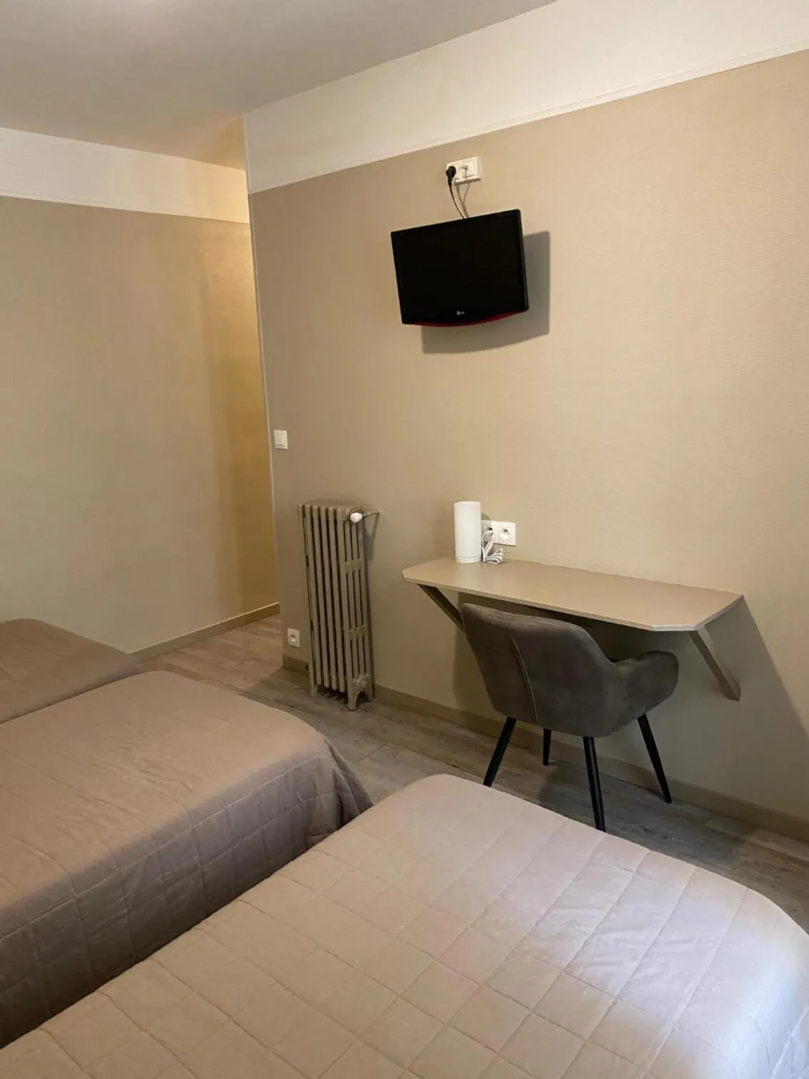 Photo of the whole room, Bed in Angleterre Hotel