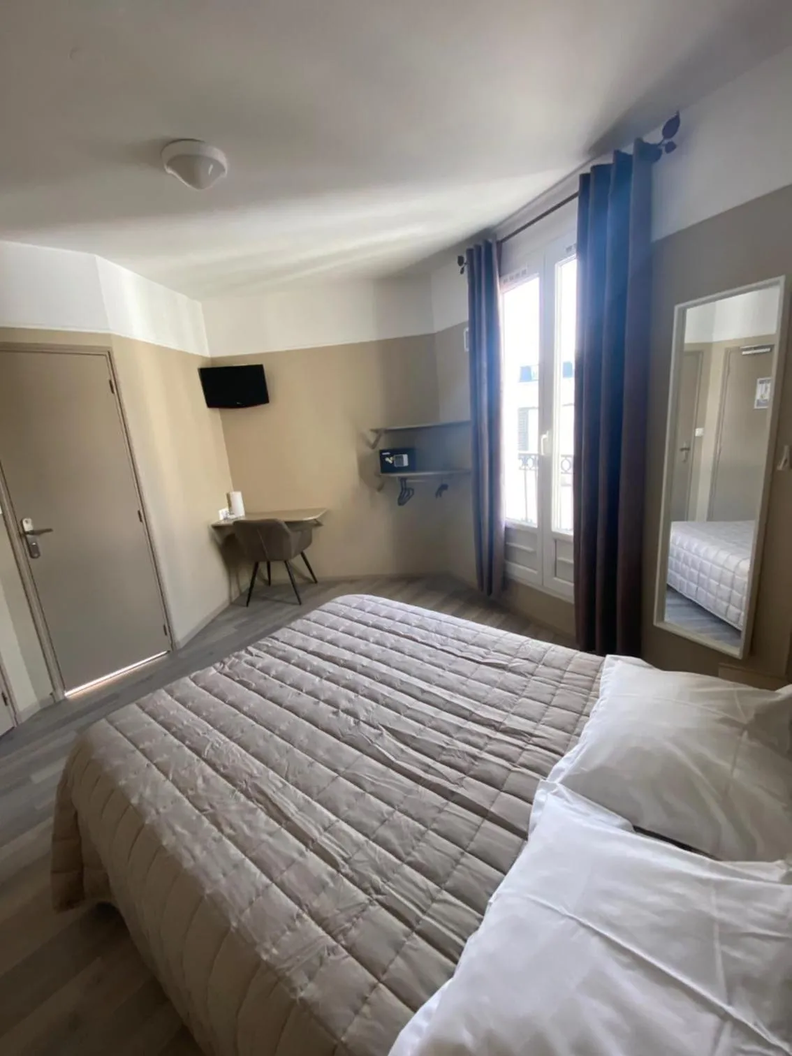 Photo of the whole room, Bed in Angleterre Hotel