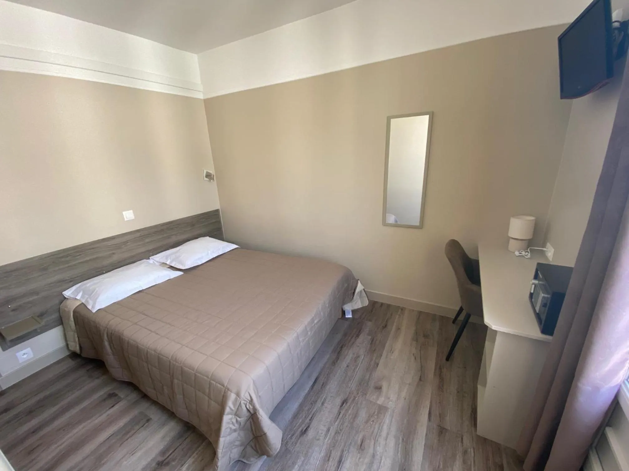 Photo of the whole room, Bed in Angleterre Hotel