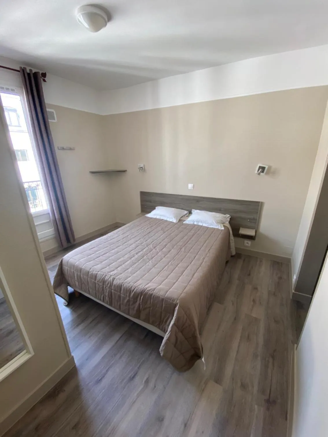 Photo of the whole room, Bed in Angleterre Hotel