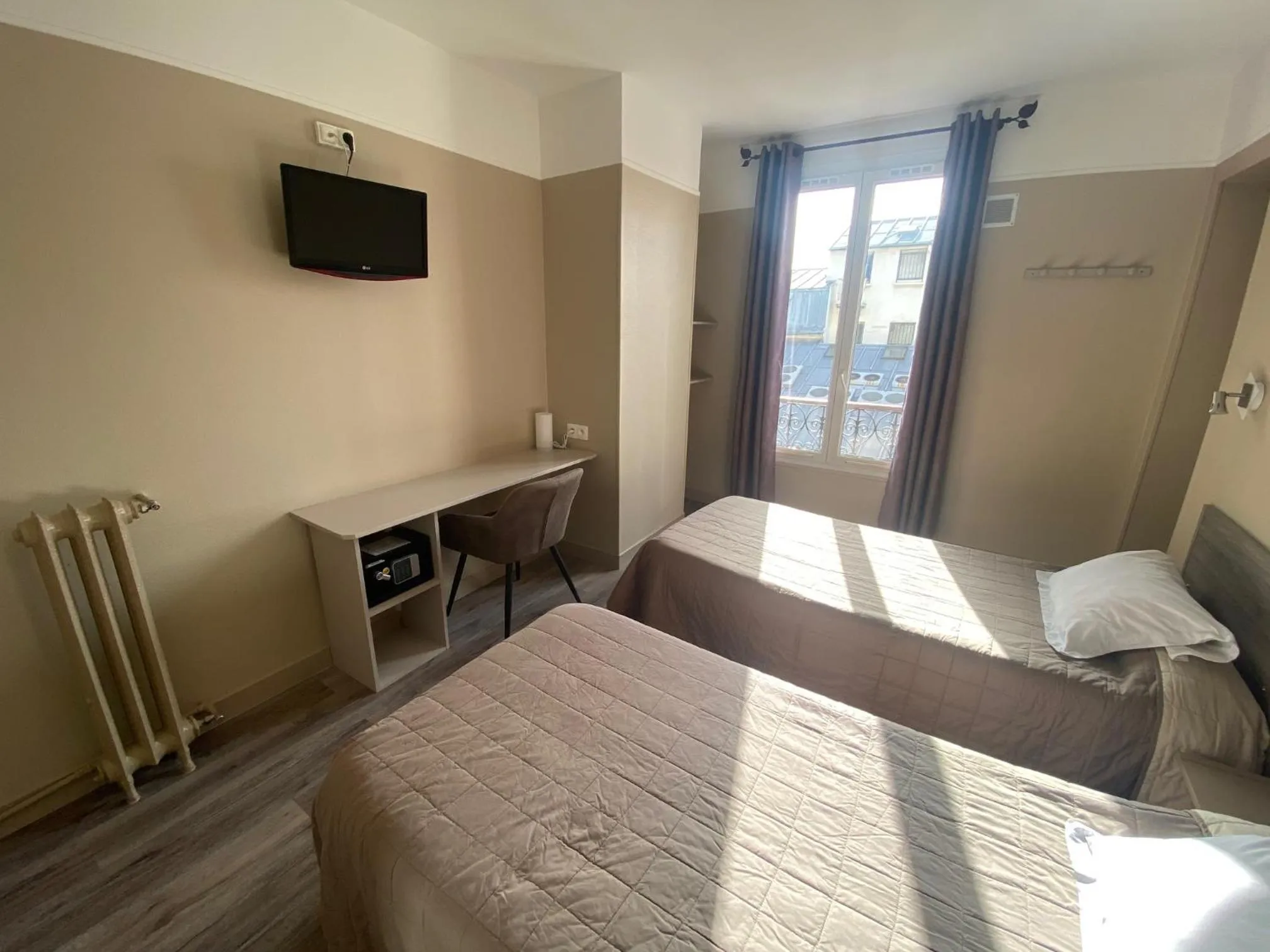 Photo of the whole room, Bed in Angleterre Hotel