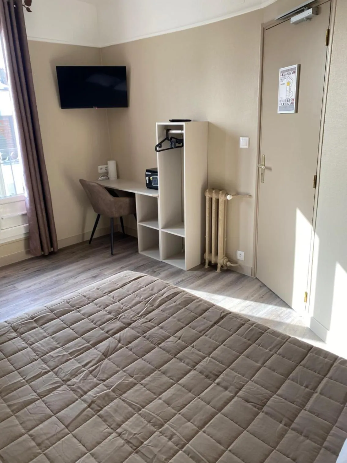 Photo of the whole room, Bed in Angleterre Hotel