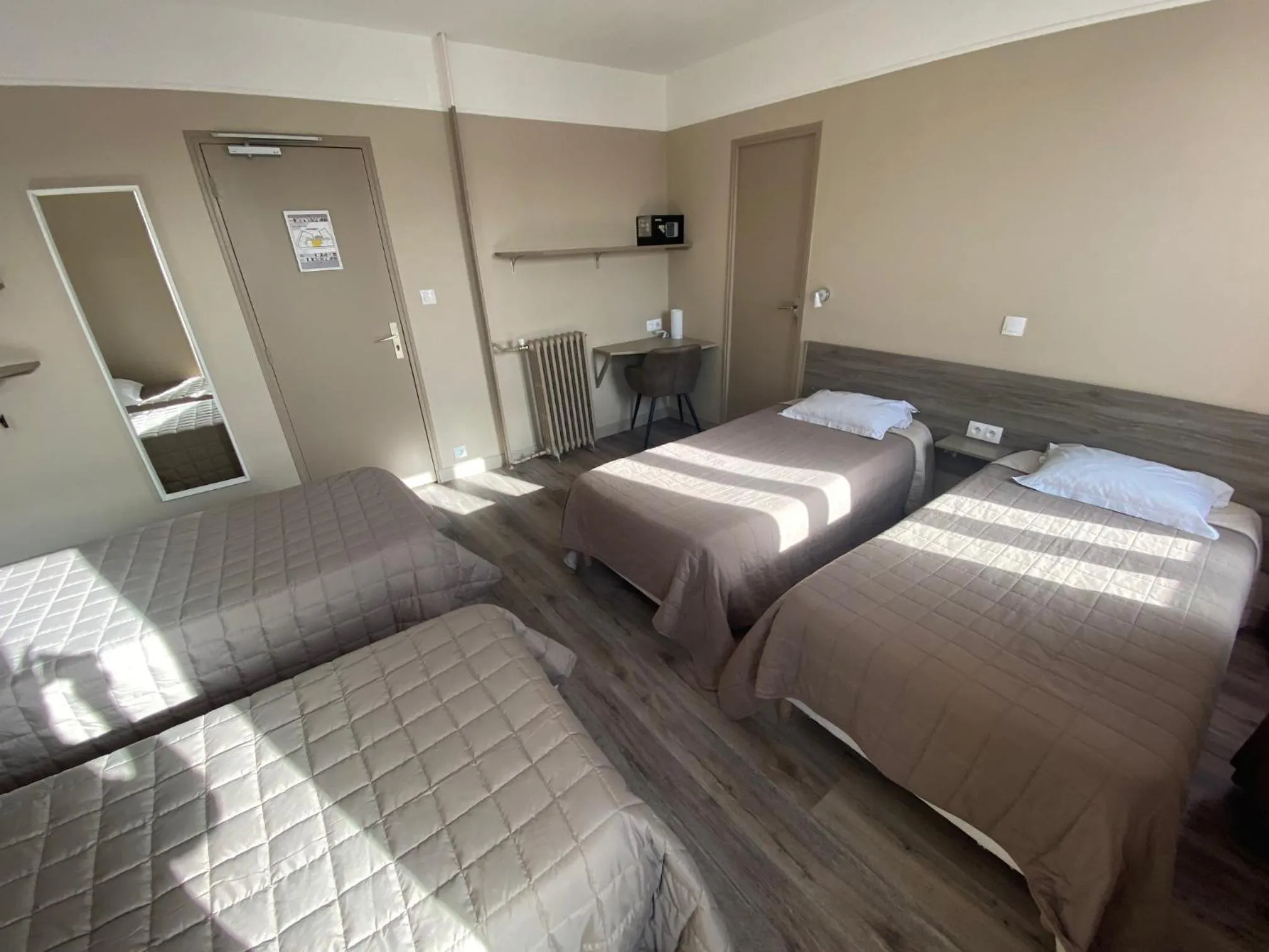 Photo of the whole room, Bed in Angleterre Hotel