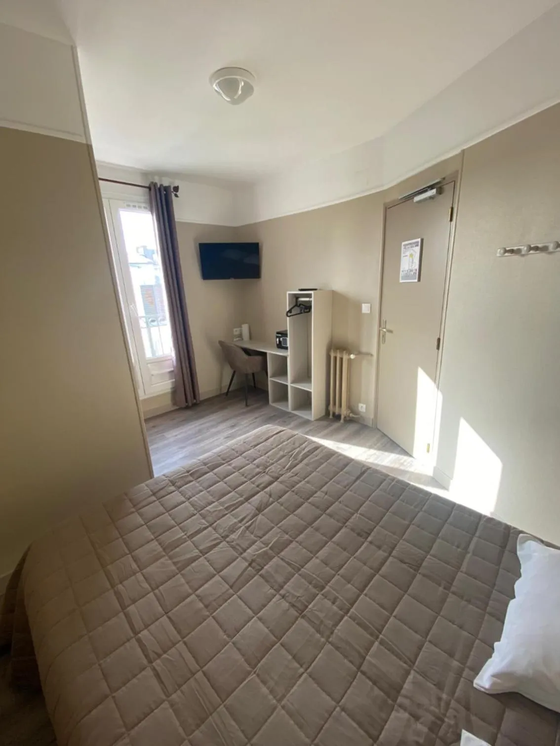 Photo of the whole room, Bed in Angleterre Hotel