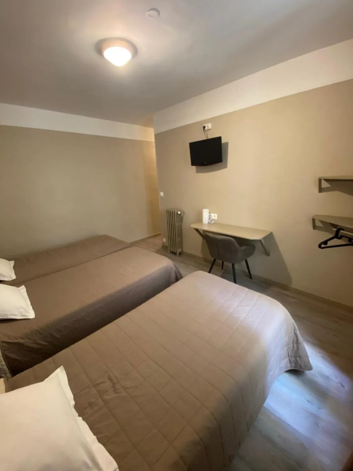 Photo of the whole room, Bed in Angleterre Hotel