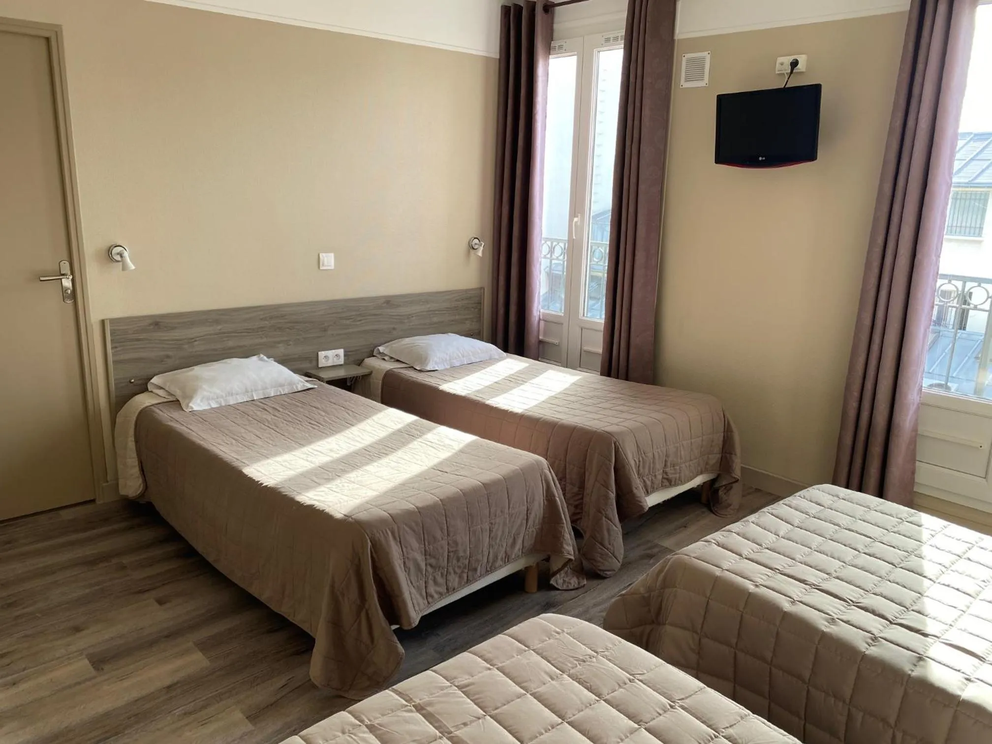 Photo of the whole room, Bed in Angleterre Hotel