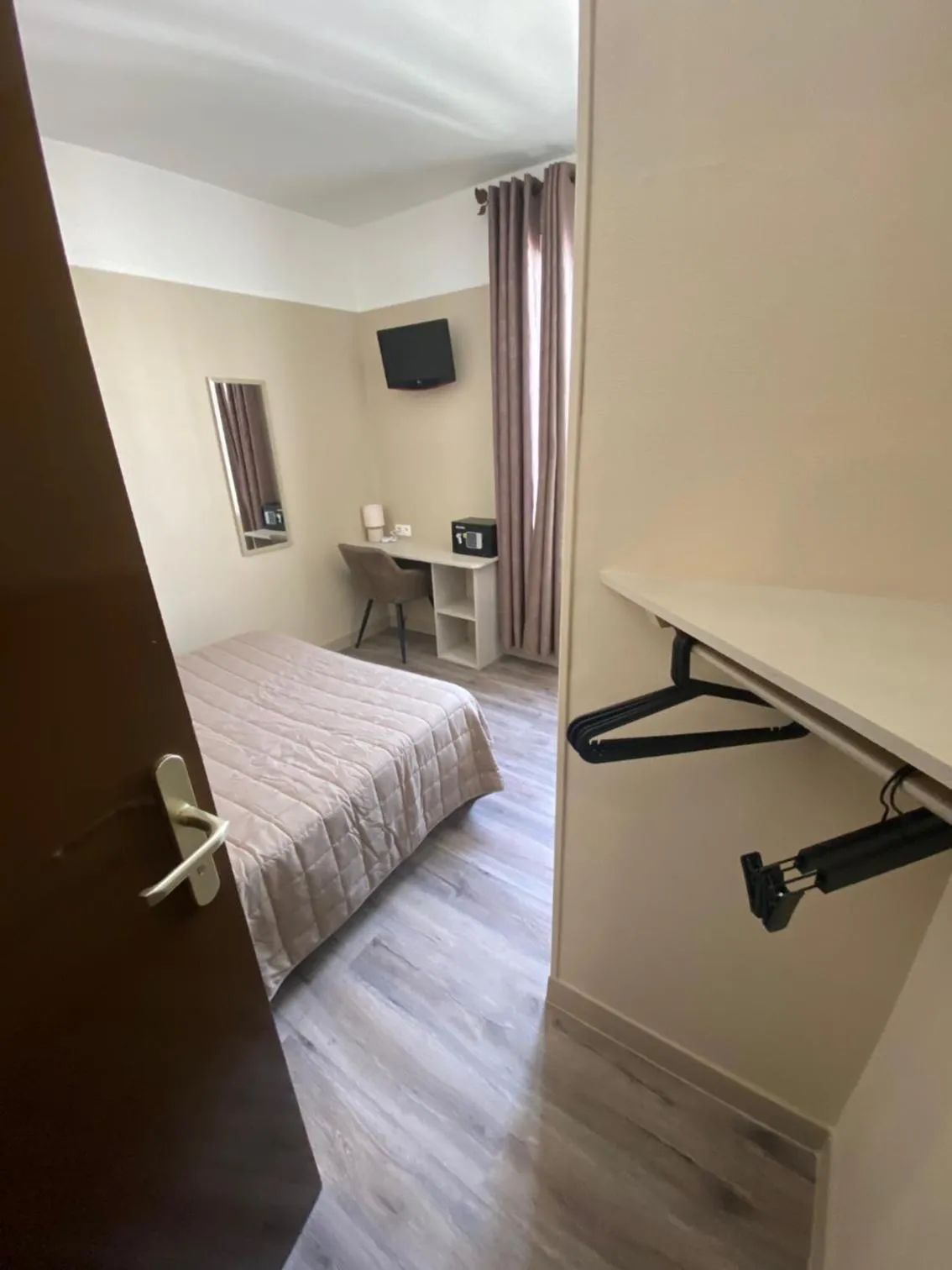 Photo of the whole room, Bed in Angleterre Hotel