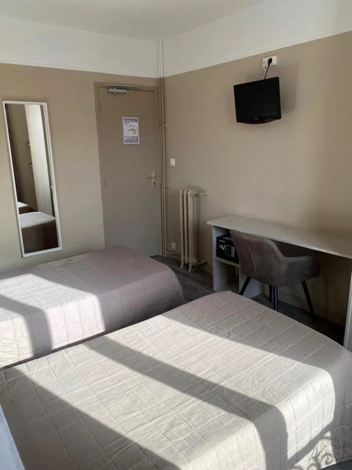 Photo of the whole room, Bed in Angleterre Hotel