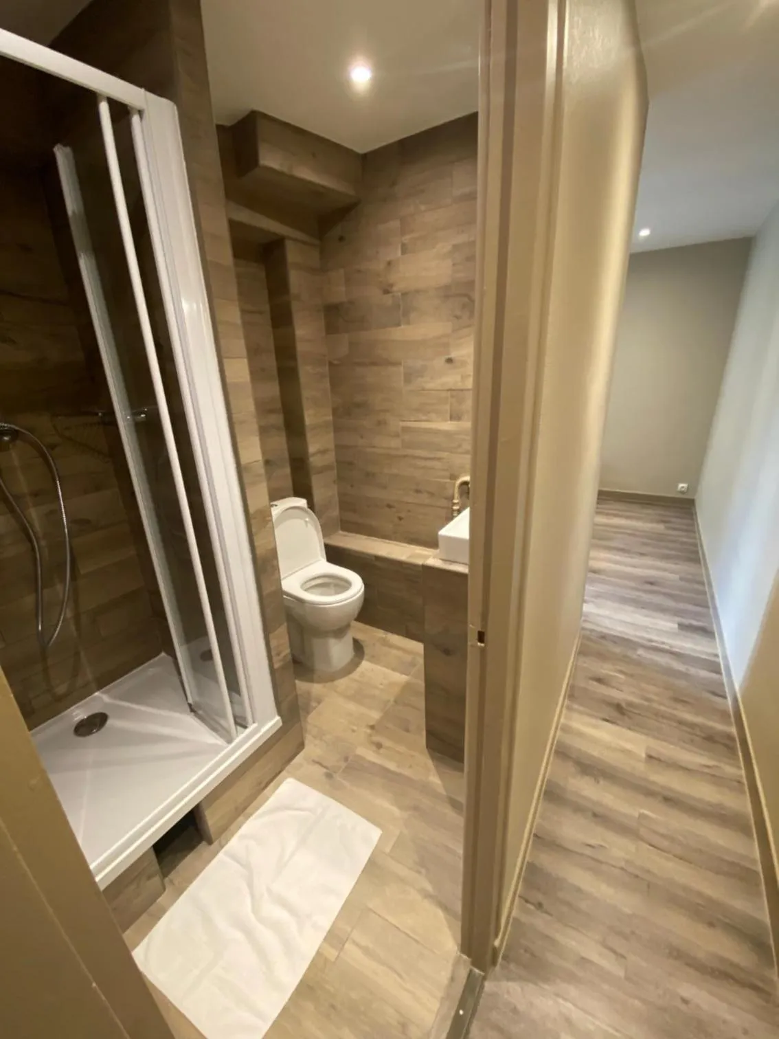 Bathroom in Angleterre Hotel