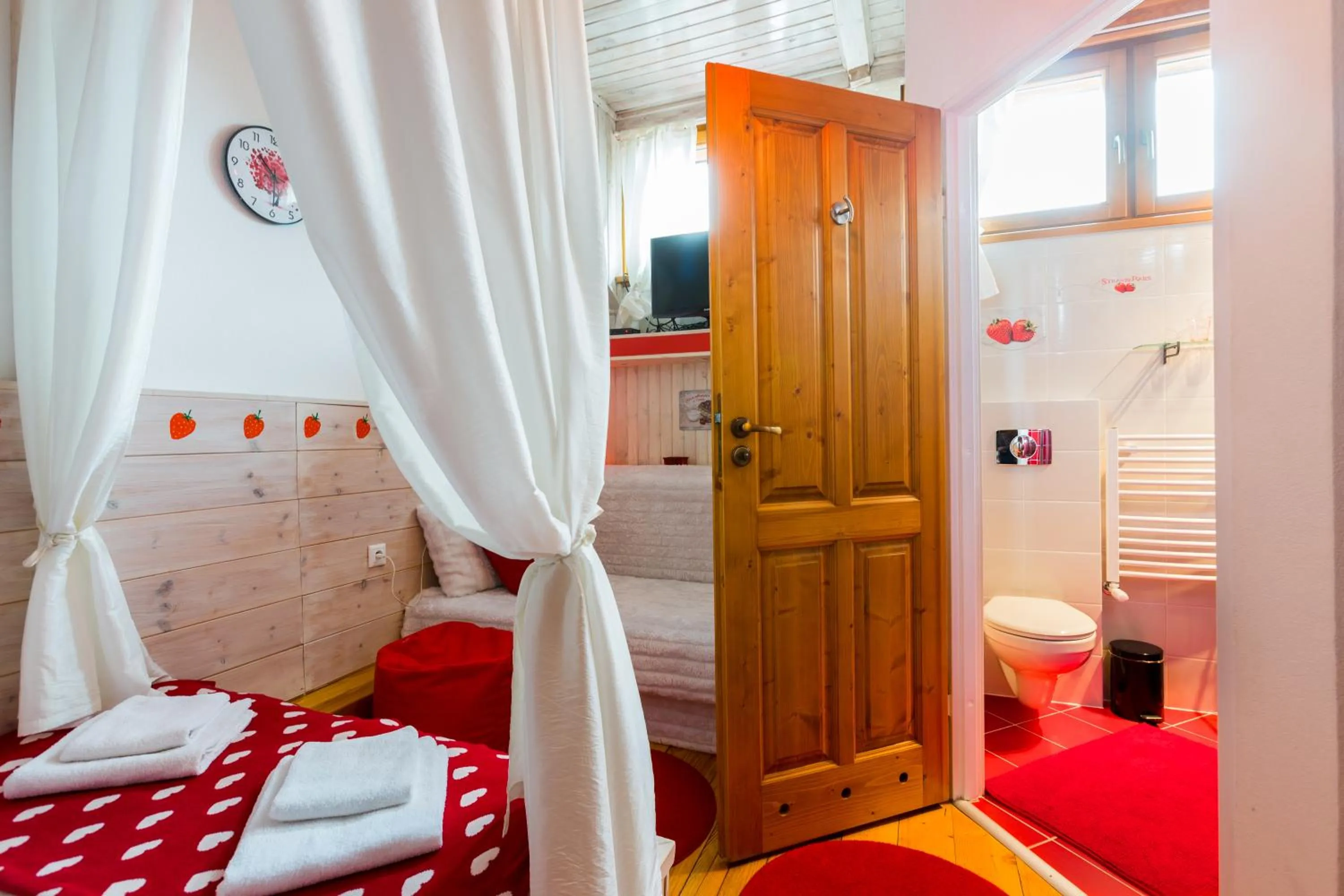 Toilet, Bed in Villa Cynamon Jacuzzi & Sauna