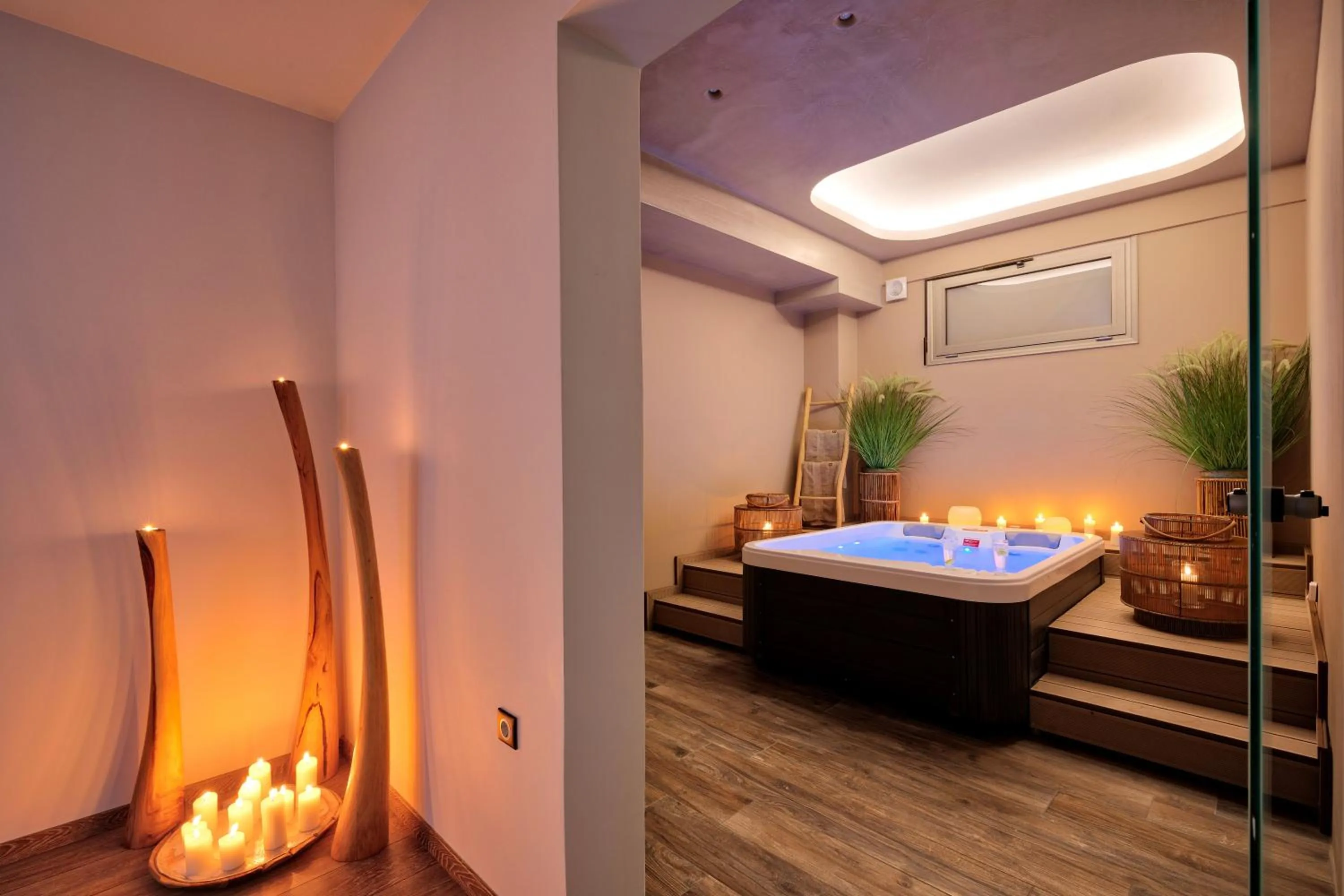 Hot Tub, Bed in Belvedere Luxury Apartments & Spa