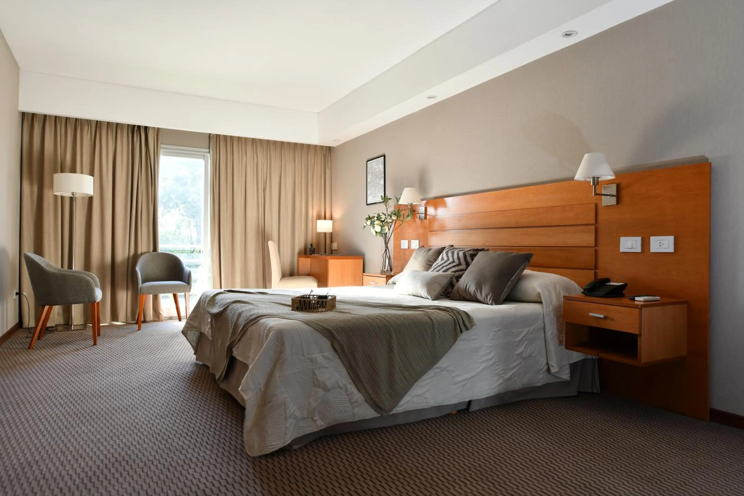 Photo of the whole room, Bed in Howard Johnson San Francisco