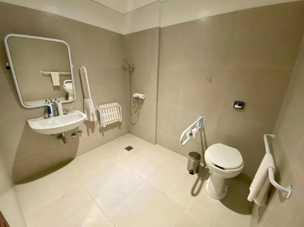 Bathroom in Howard Johnson San Francisco